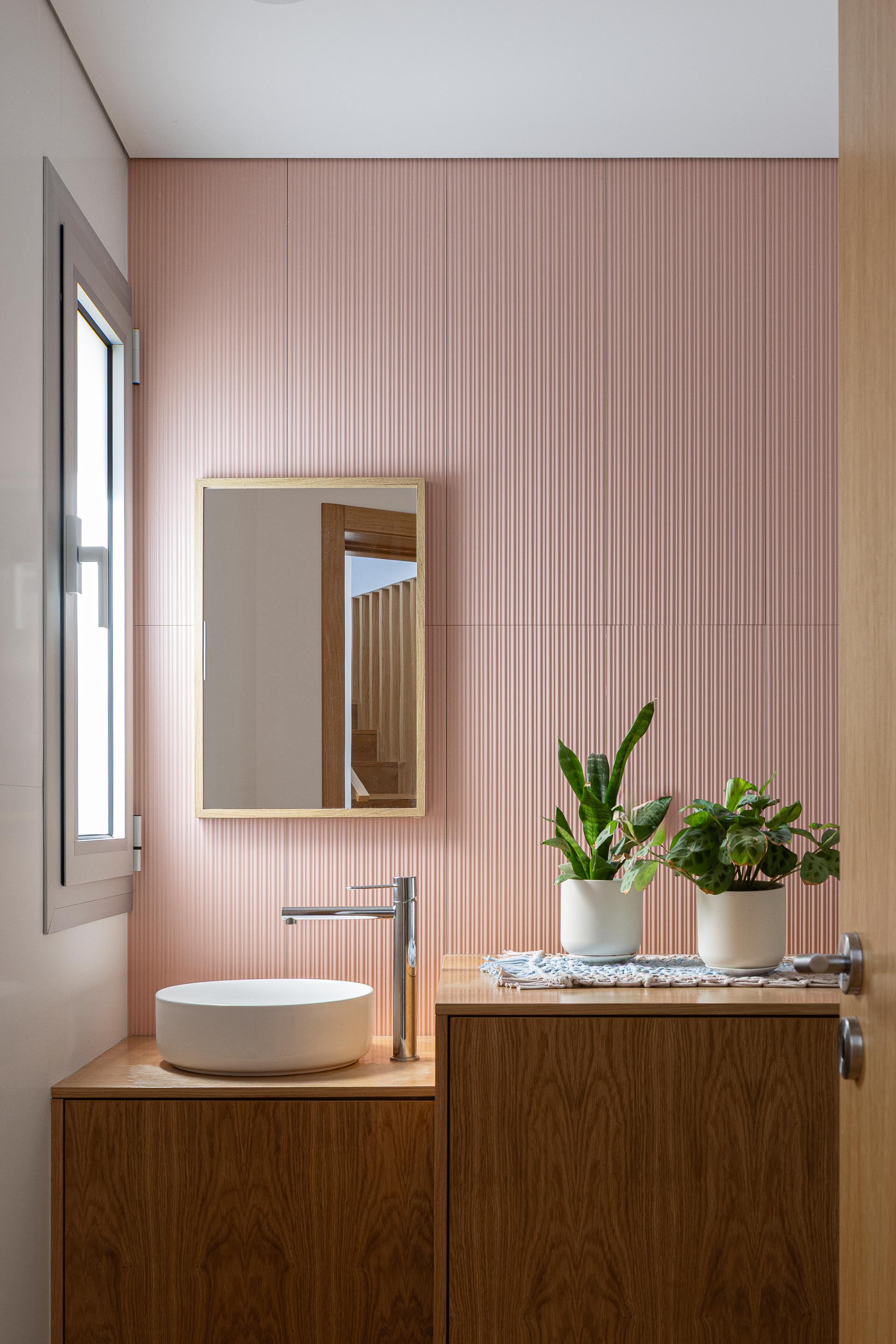 Corredor: Corredor com armários em madeira clara, pavimento em madeira e vista para as escadas. — Casa em Mesão Frio arquitetura felixARQS – Daniel Félix Arquitectos em Guimarães