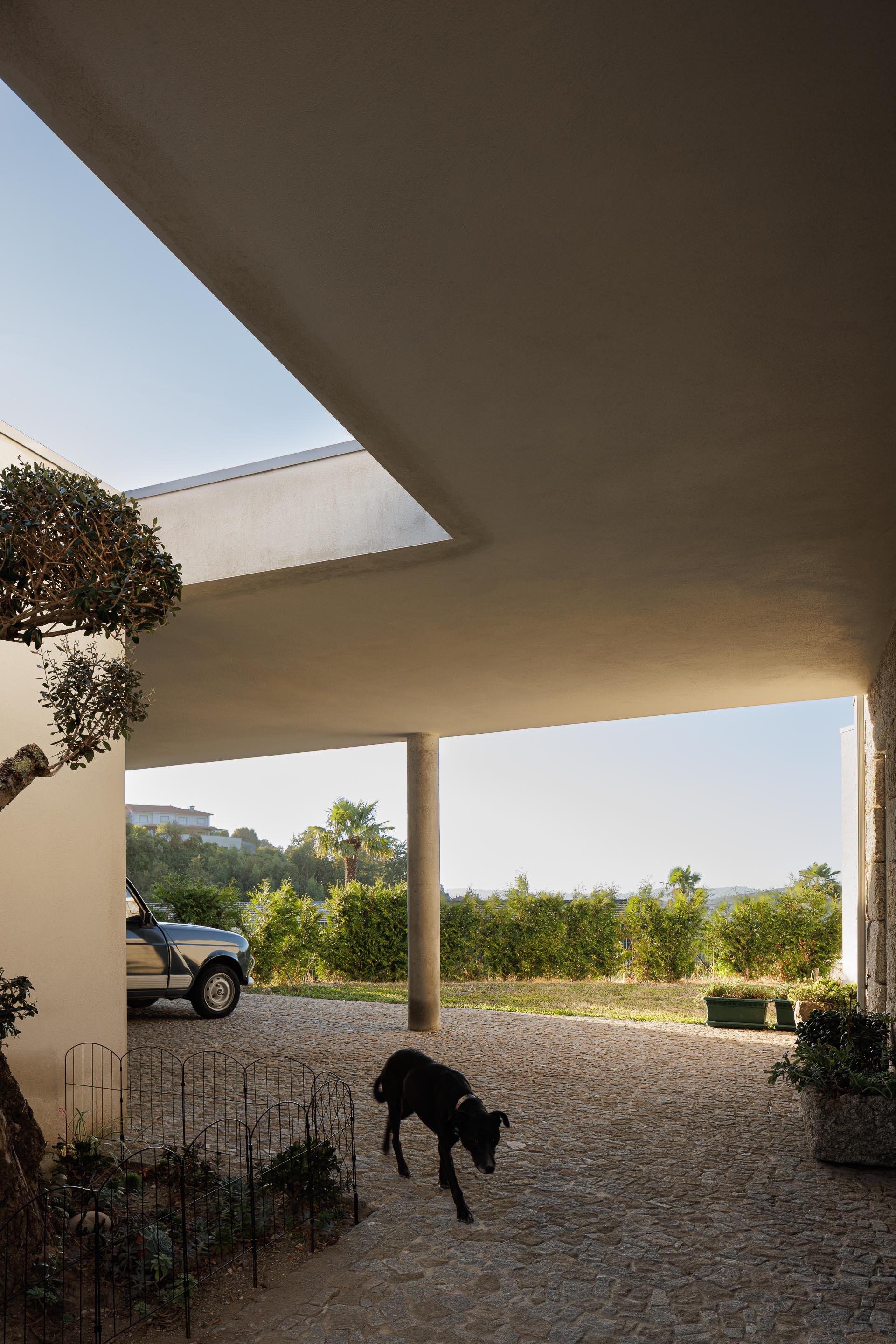 Exterior: Entrada coberta com paredes em granito rústico e vista para a paisagem. — Casa em Mesão Frio arquitetura felixARQS – Daniel Félix Arquitectos em Guimarães