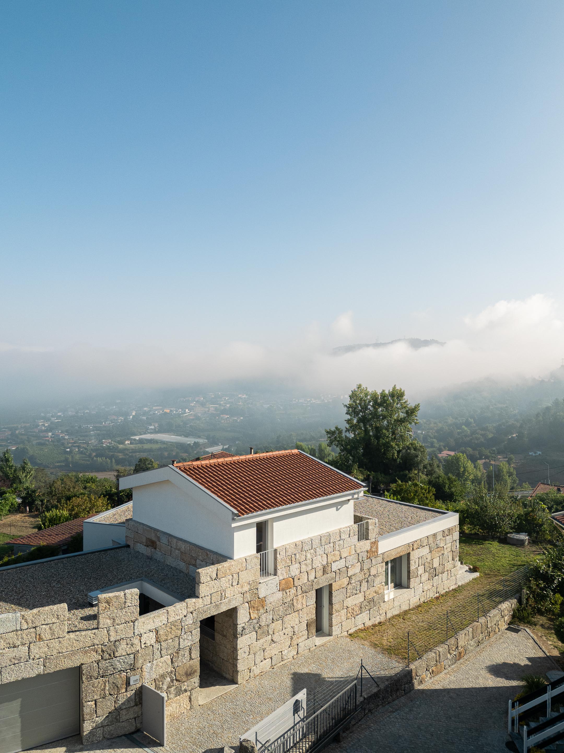 Paisagem: Vista panorâmica da paisagem rural com casas, estradas e montanhas ao fundo. — Casa em Mesão Frio arquitetura felixARQS – Daniel Félix Arquitectos em Guimarães