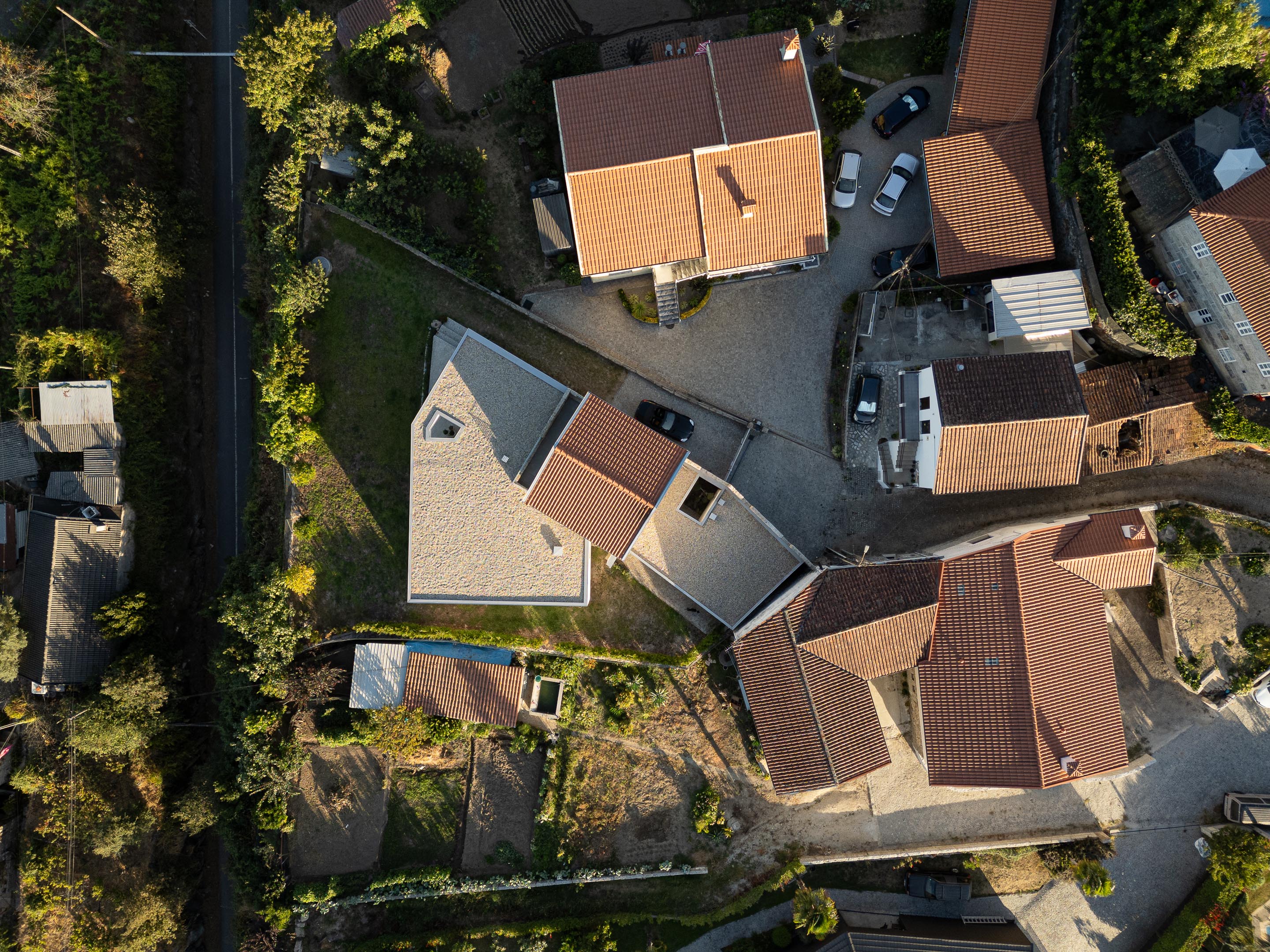 Exterior: Fachada em granito com janela, telhado plano e vista para a paisagem. — Casa em Mesão Frio arquitetura felixARQS – Daniel Félix Arquitectos em Guimarães