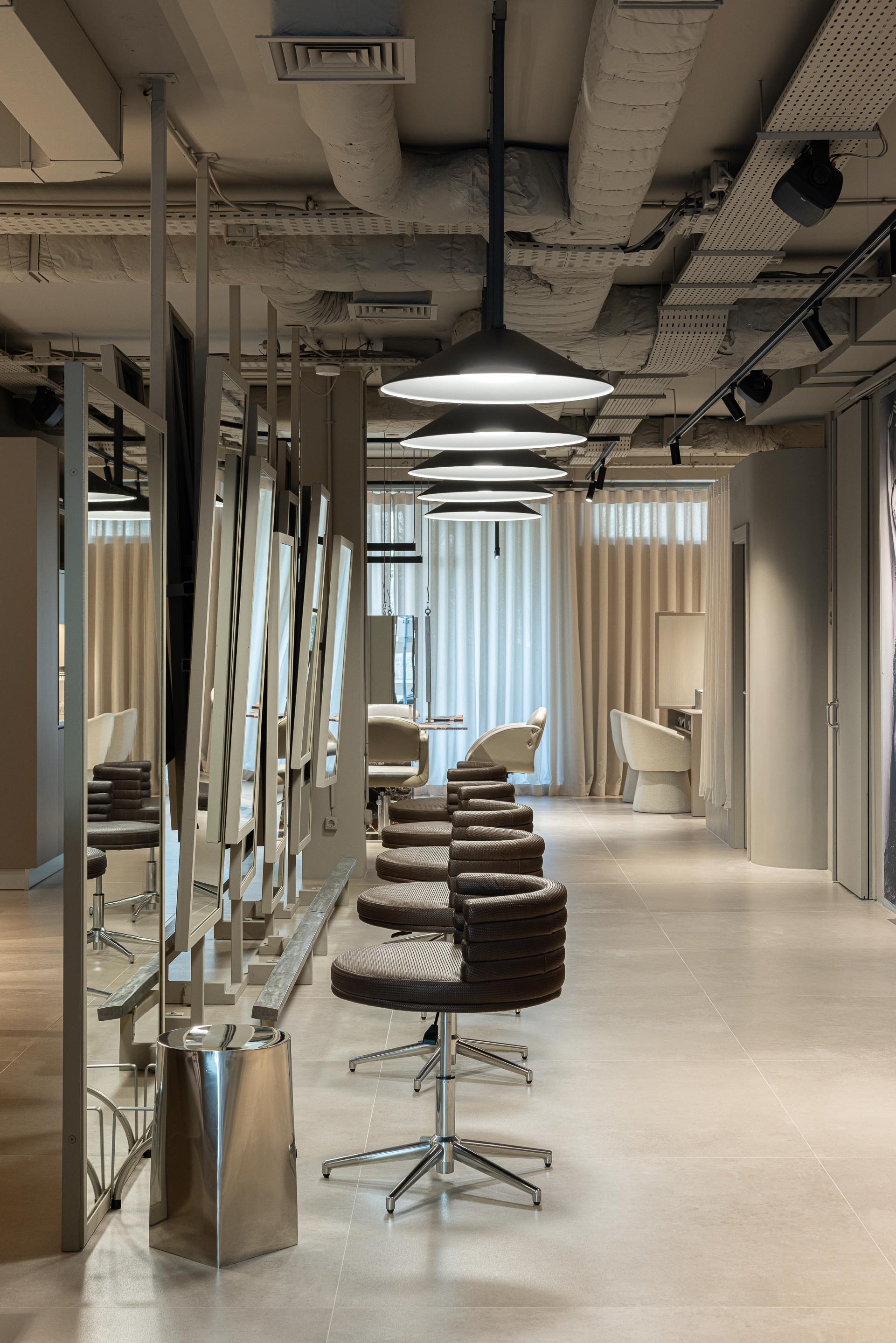 Salão: Espaços de trabalho com espelhos, cadeiras giratórias e iluminação suspensa. — Vasco Freitas Salon arquitetura MAT Arquitetura e Interiores em Porto