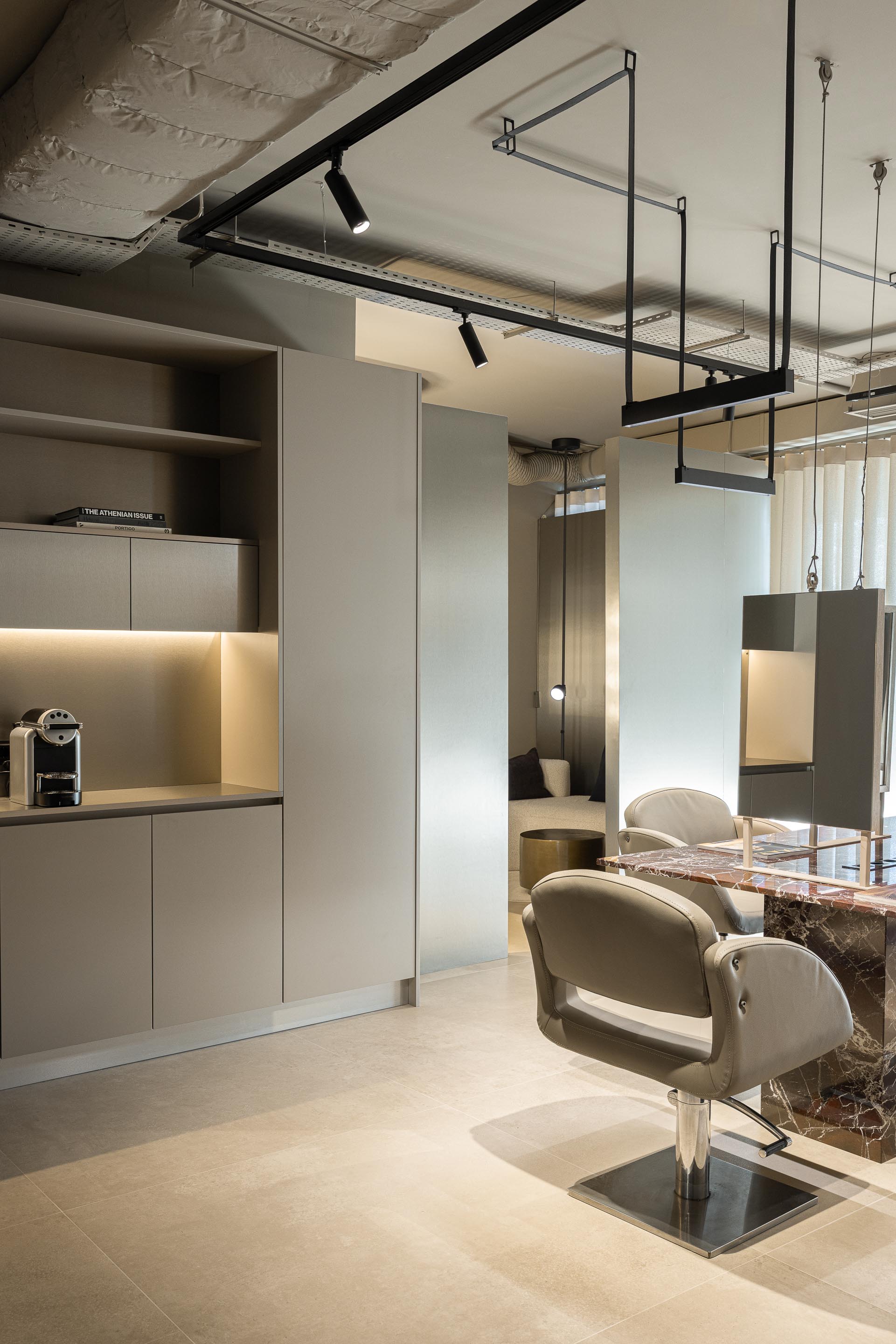 Salão: Espaços de trabalho com espelhos, cadeiras giratórias e armários embutidos. — Vasco Freitas Salon arquitetura MAT Arquitetura e Interiores em Porto