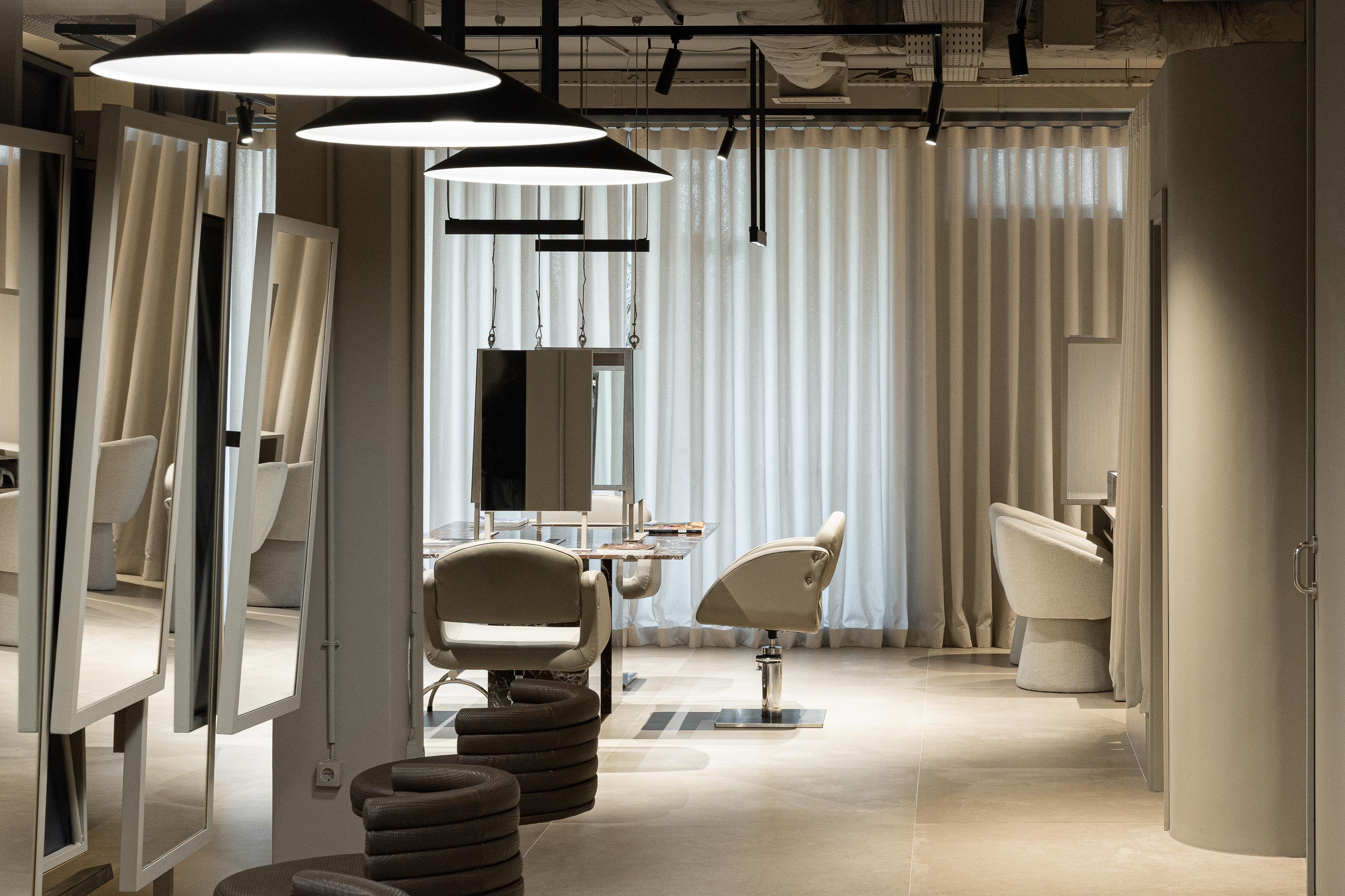 Salão: Espaços de trabalho com espelhos, cadeiras giratórias e iluminação suspensa. — Vasco Freitas Salon arquitetura MAT Arquitetura e Interiores em Porto
