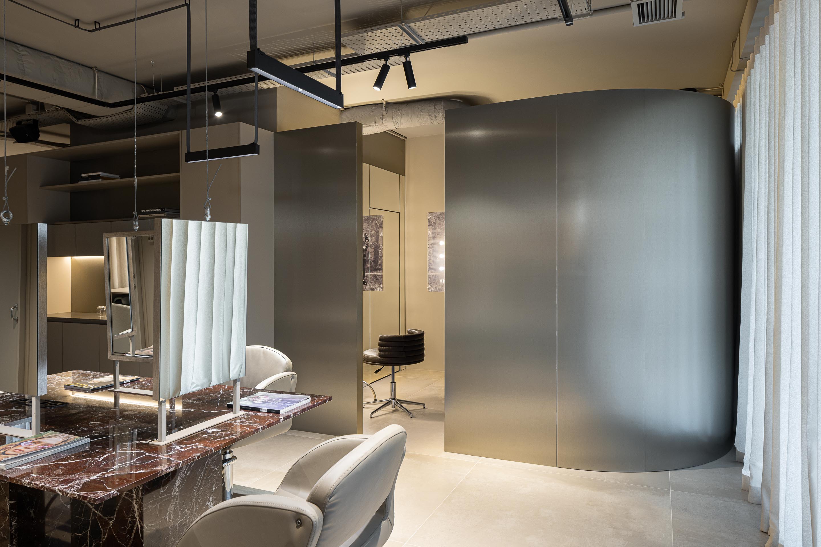 Salão: Porta metálica deslizante que dá acesso a outro espaço do salão. — Vasco Freitas Salon arquitetura MAT Arquitetura e Interiores em Porto
