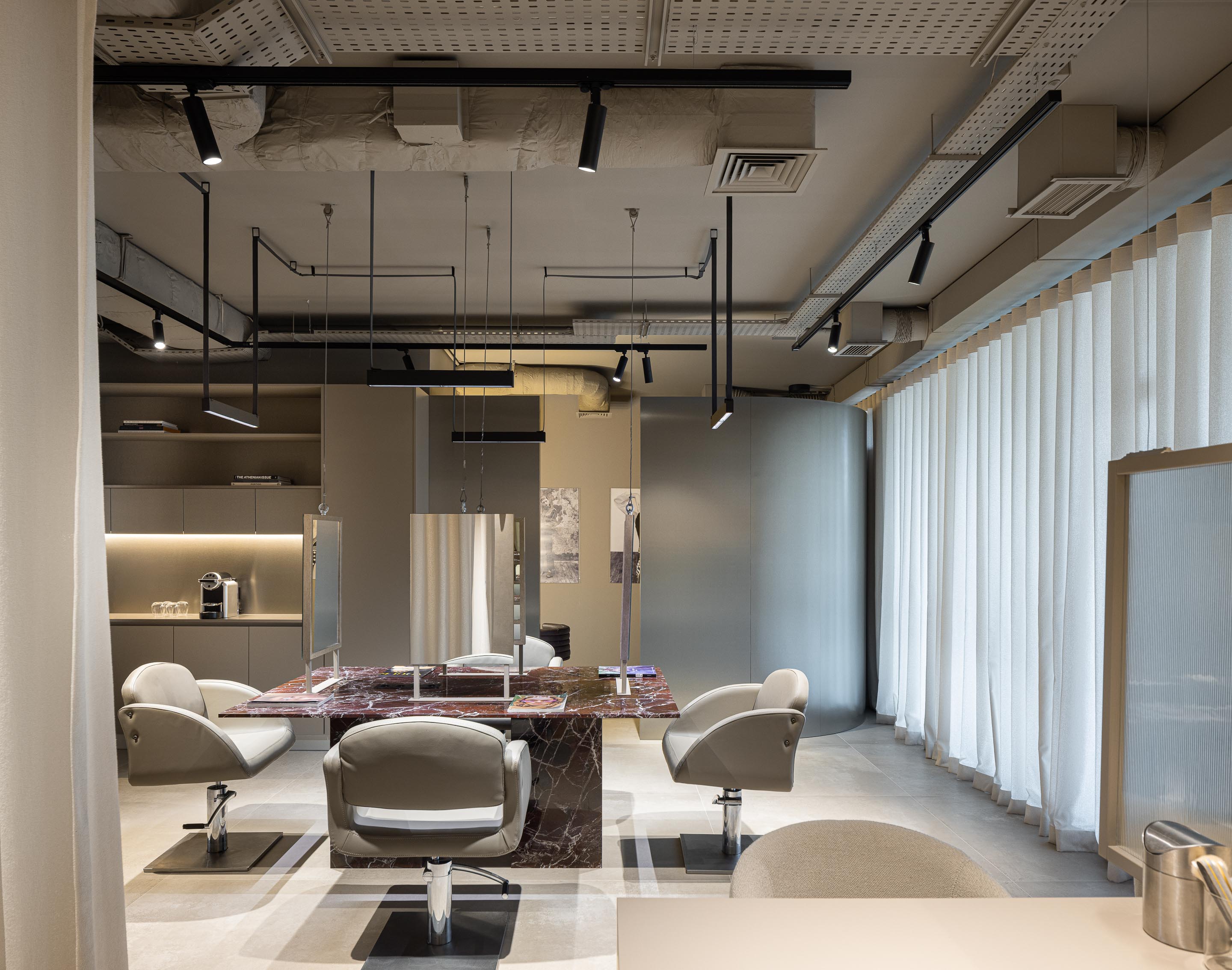 Detalhe: Textura do tecido da cadeira de cabeleireiro. — Vasco Freitas Salon arquitetura MAT Arquitetura e Interiores em Porto