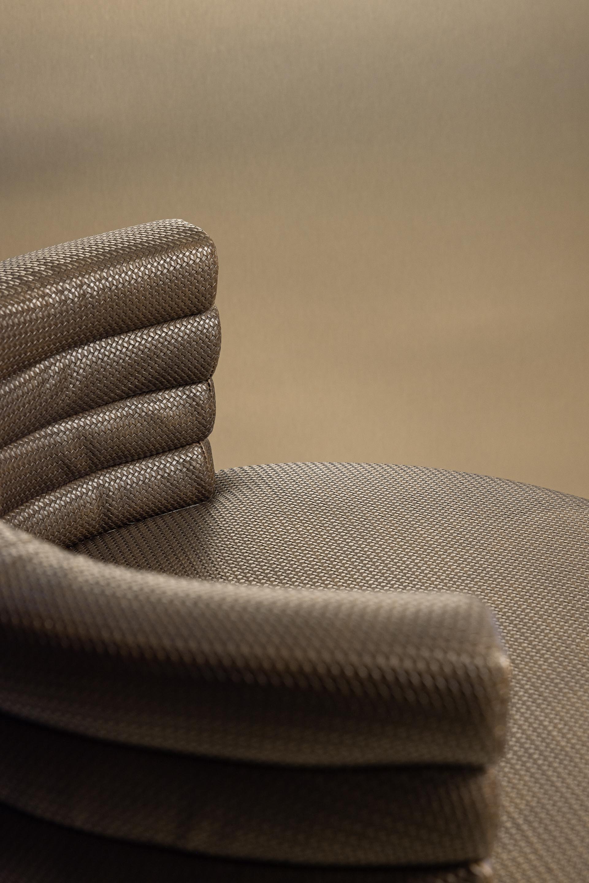 Teto: Candeeiro preto fixado num tubo de ventilação. — Vasco Freitas Salon arquitetura MAT Arquitetura e Interiores em Porto