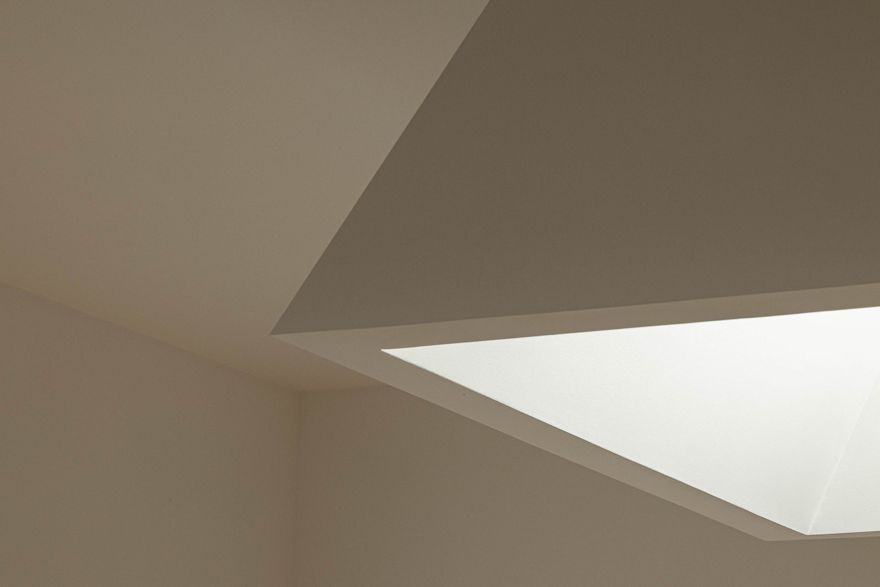 Detalhe do teto branco com iluminação zenital. — Reconversão do Talho Central arquitetura José Pedro Lima Arquiteto em Coimbra