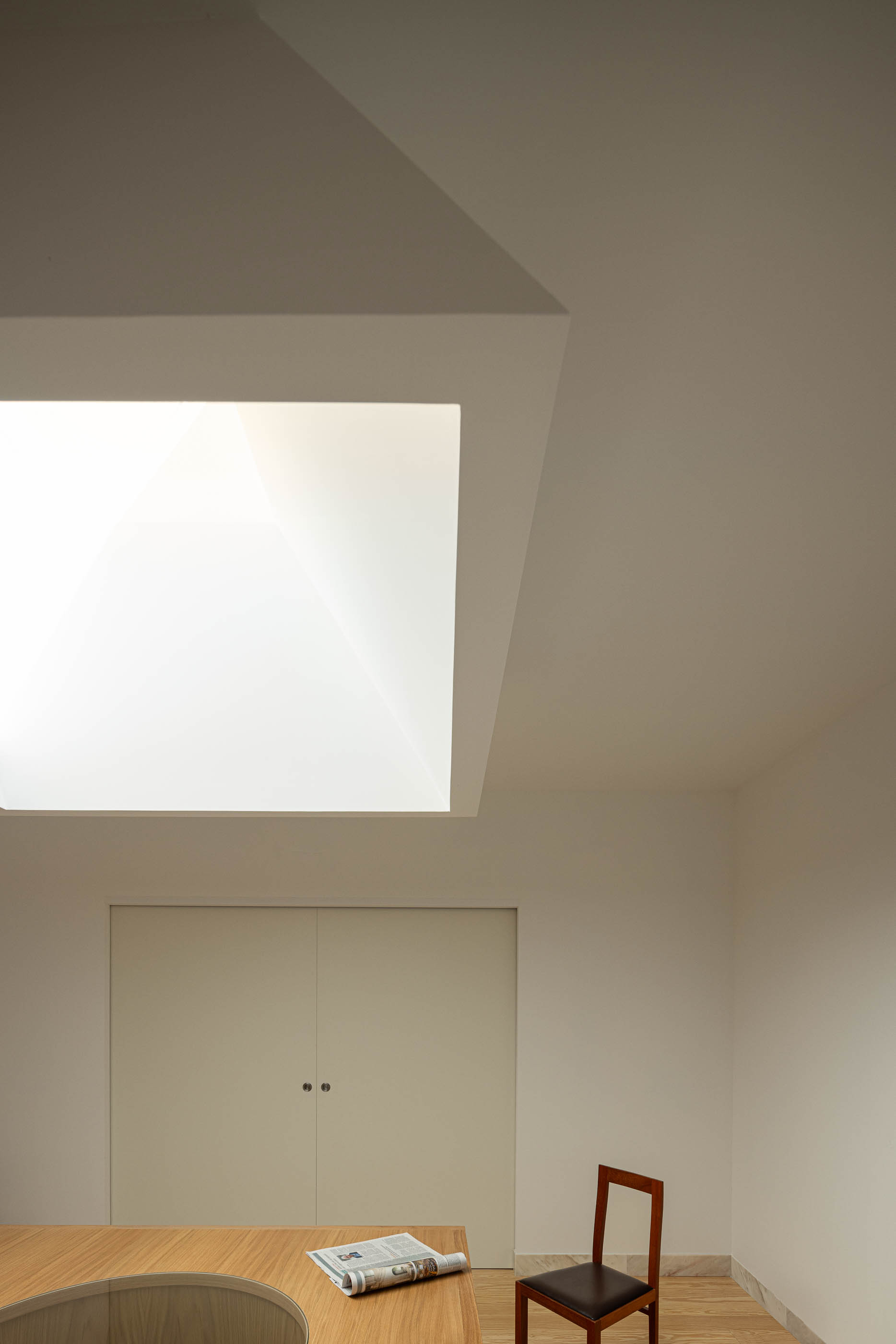 Detalhe de claraboia quadrada com vista para o céu azul. — Reconversão do Talho Central arquitetura José Pedro Lima Arquiteto em Coimbra
