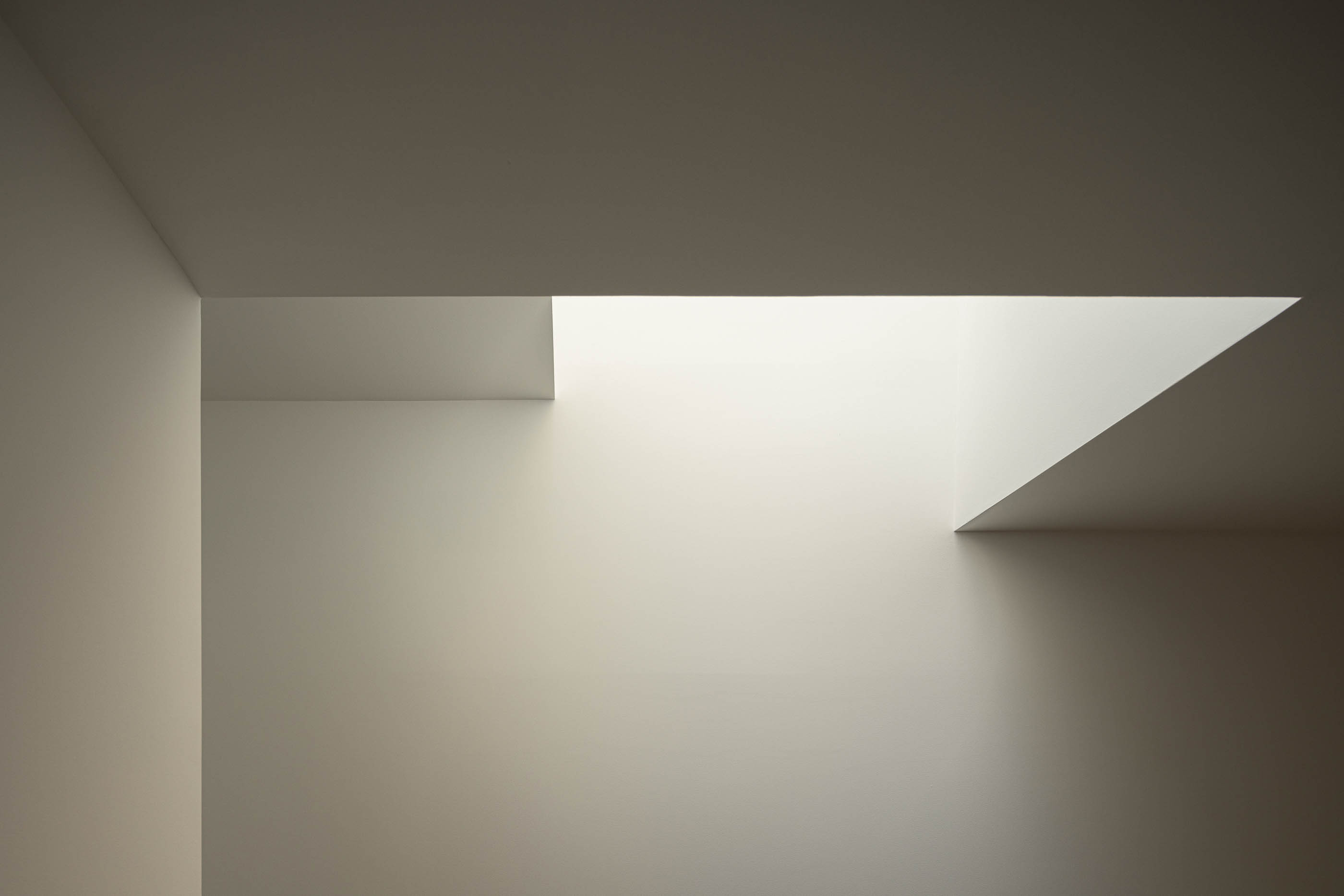 Detalhe do teto branco com iluminação zenital. — Reconversão do Talho Central arquitetura José Pedro Lima Arquiteto em Coimbra