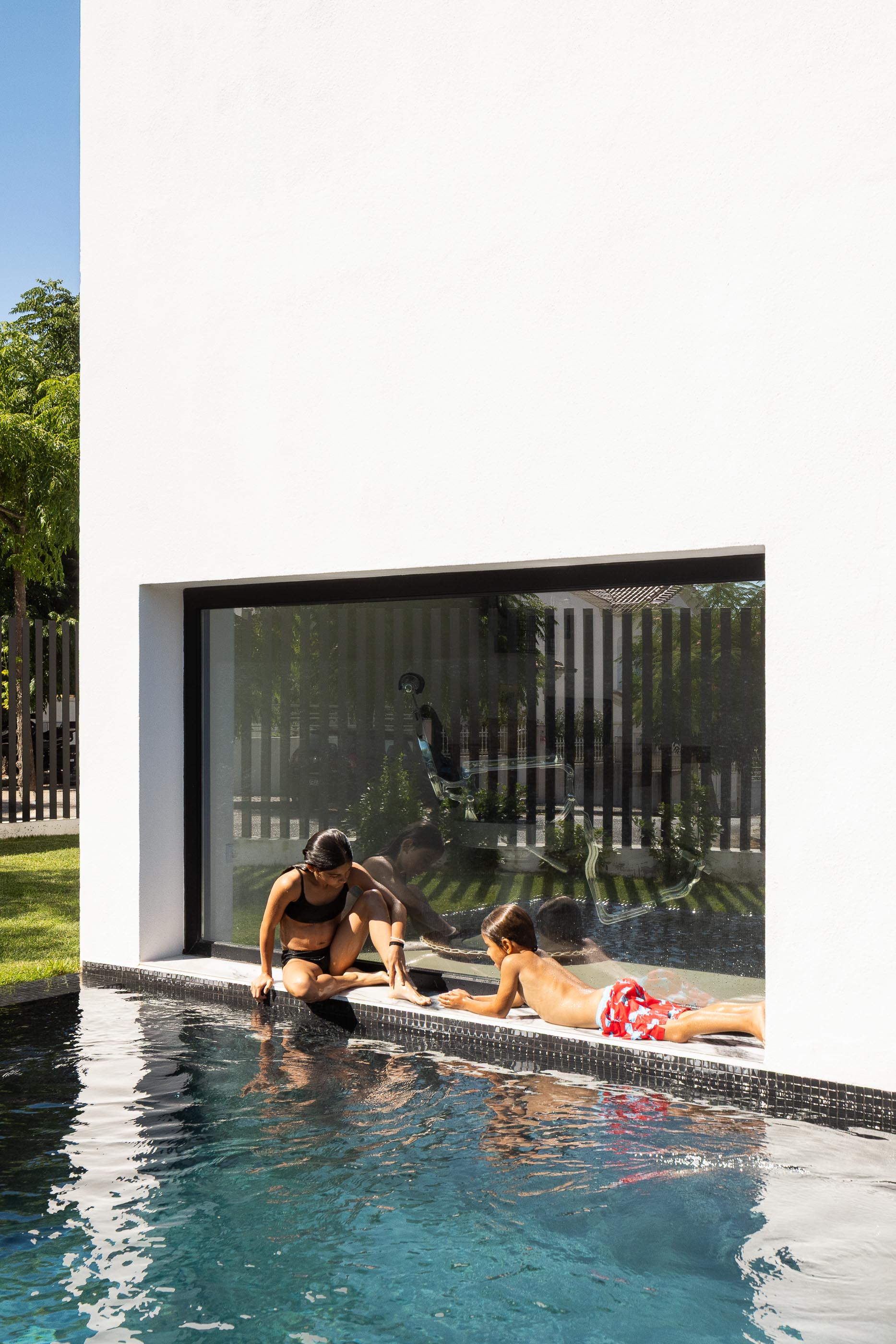 Exterior: Vista aérea da piscina preta retangular com relvado e vedação. — Casa DR arquitetura NMDARQ – Nuno Miguel Dias, Arquitecto em Torres Novas