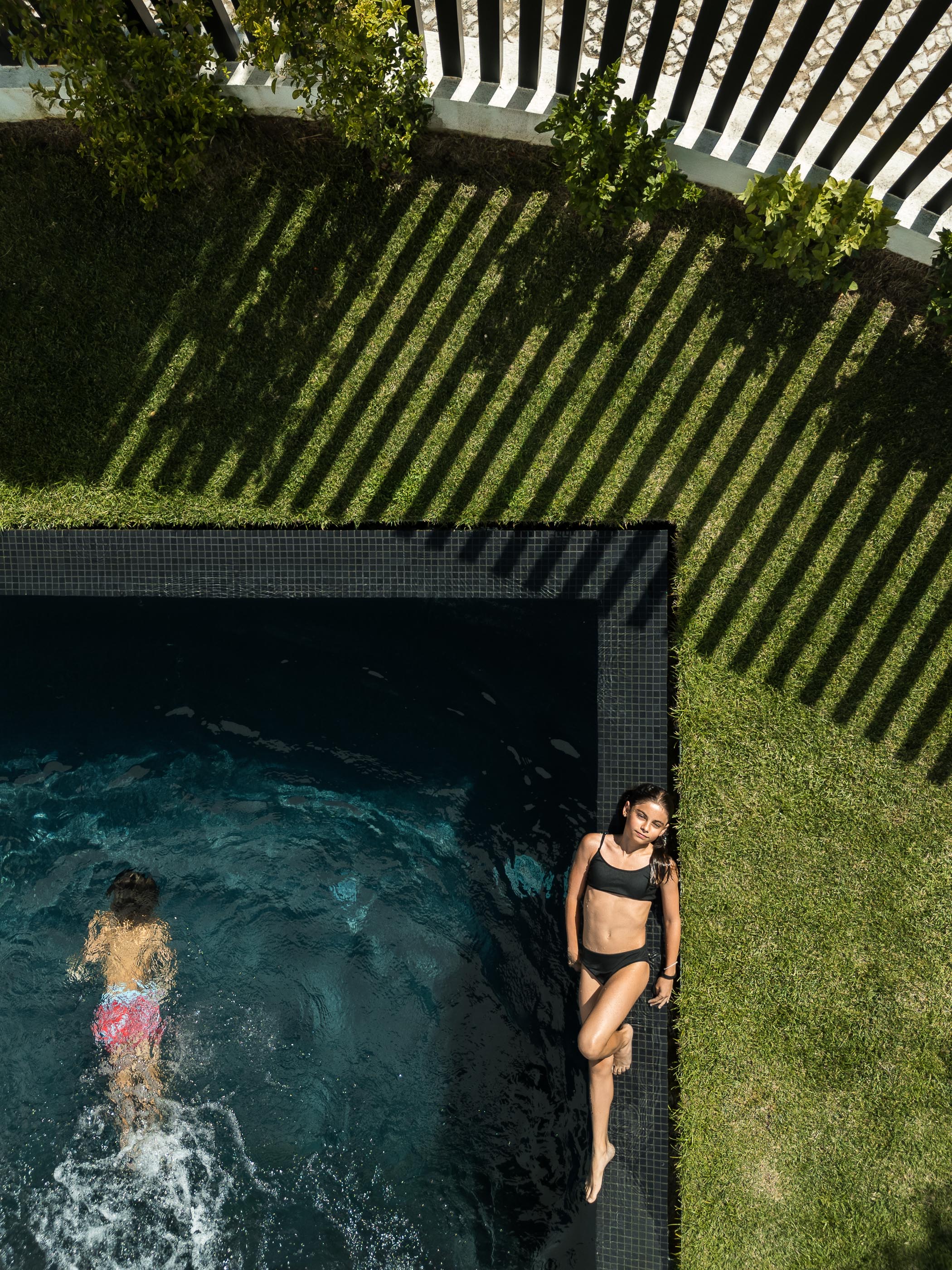 Exterior: Vista aérea da casa com piscina, relvado, garagem e caminho de acesso. — Casa DR arquitetura NMDARQ – Nuno Miguel Dias, Arquitecto em Torres Novas