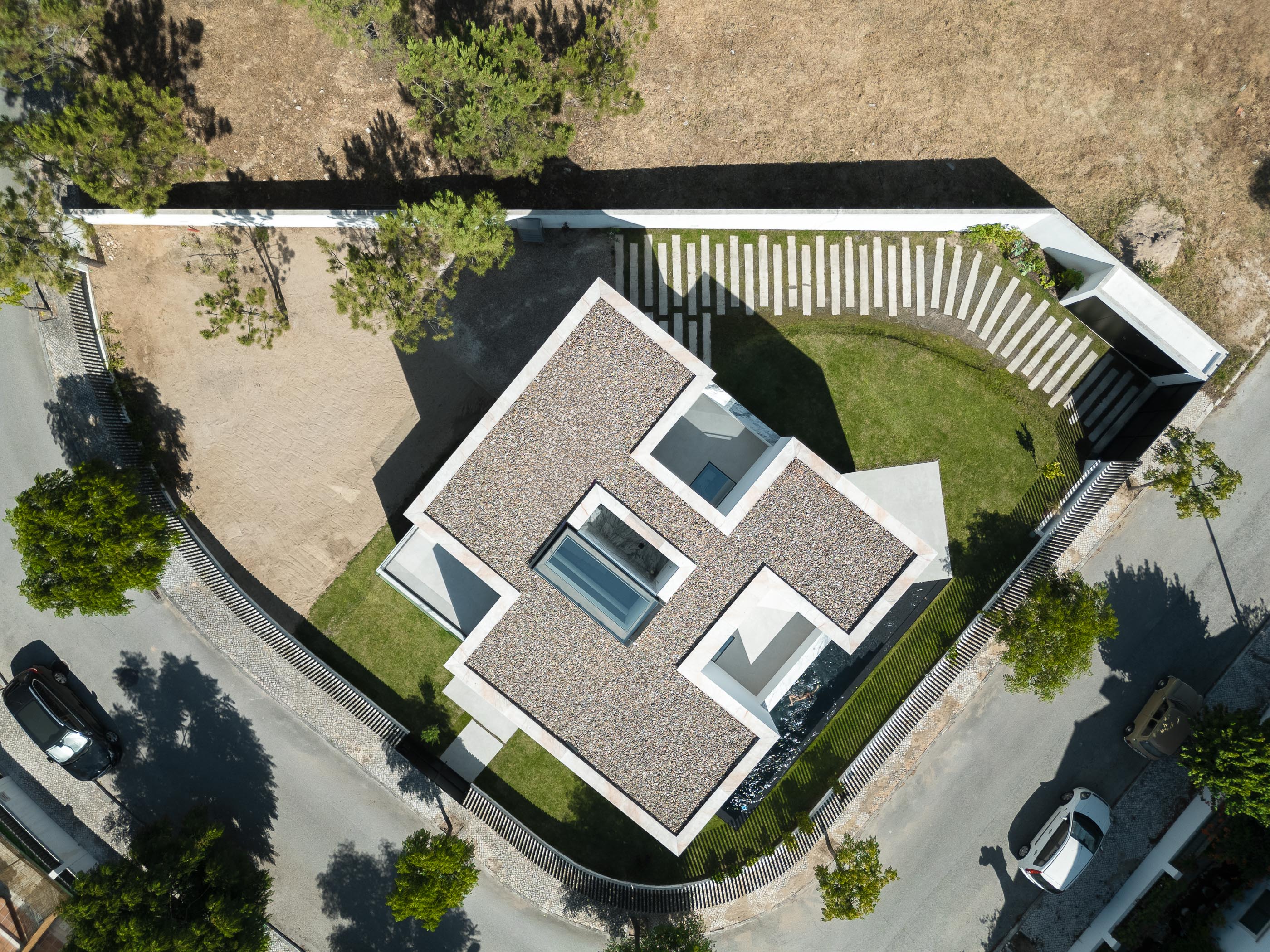 Escadas: Escadas brancas com parede preta, iluminação linear no teto. — Casa DR arquitetura NMDARQ – Nuno Miguel Dias, Arquitecto em Torres Novas