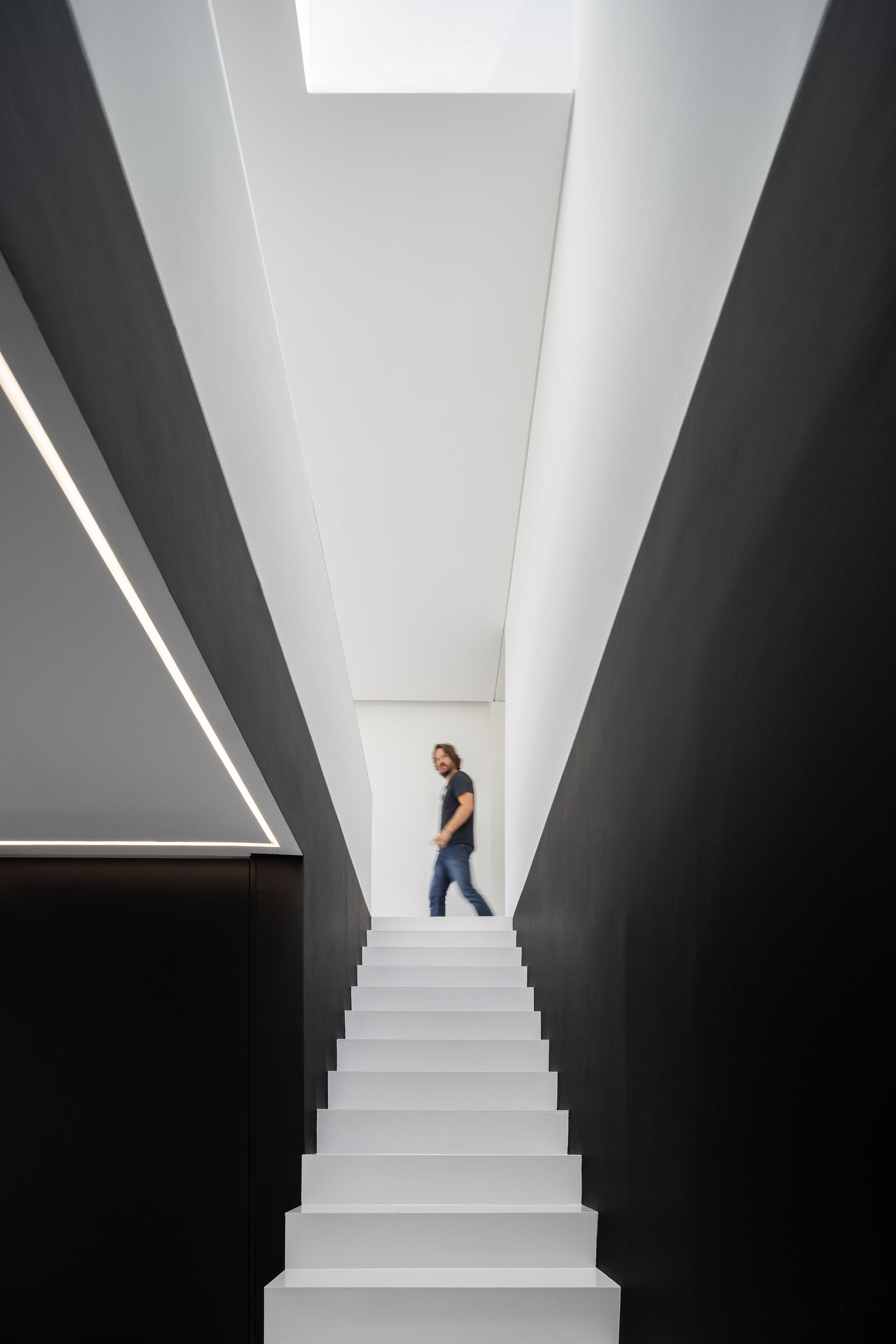 Corredor: Corredor branco com claraboia e guarda em branco. — Casa DR arquitetura NMDARQ – Nuno Miguel Dias, Arquitecto em Torres Novas