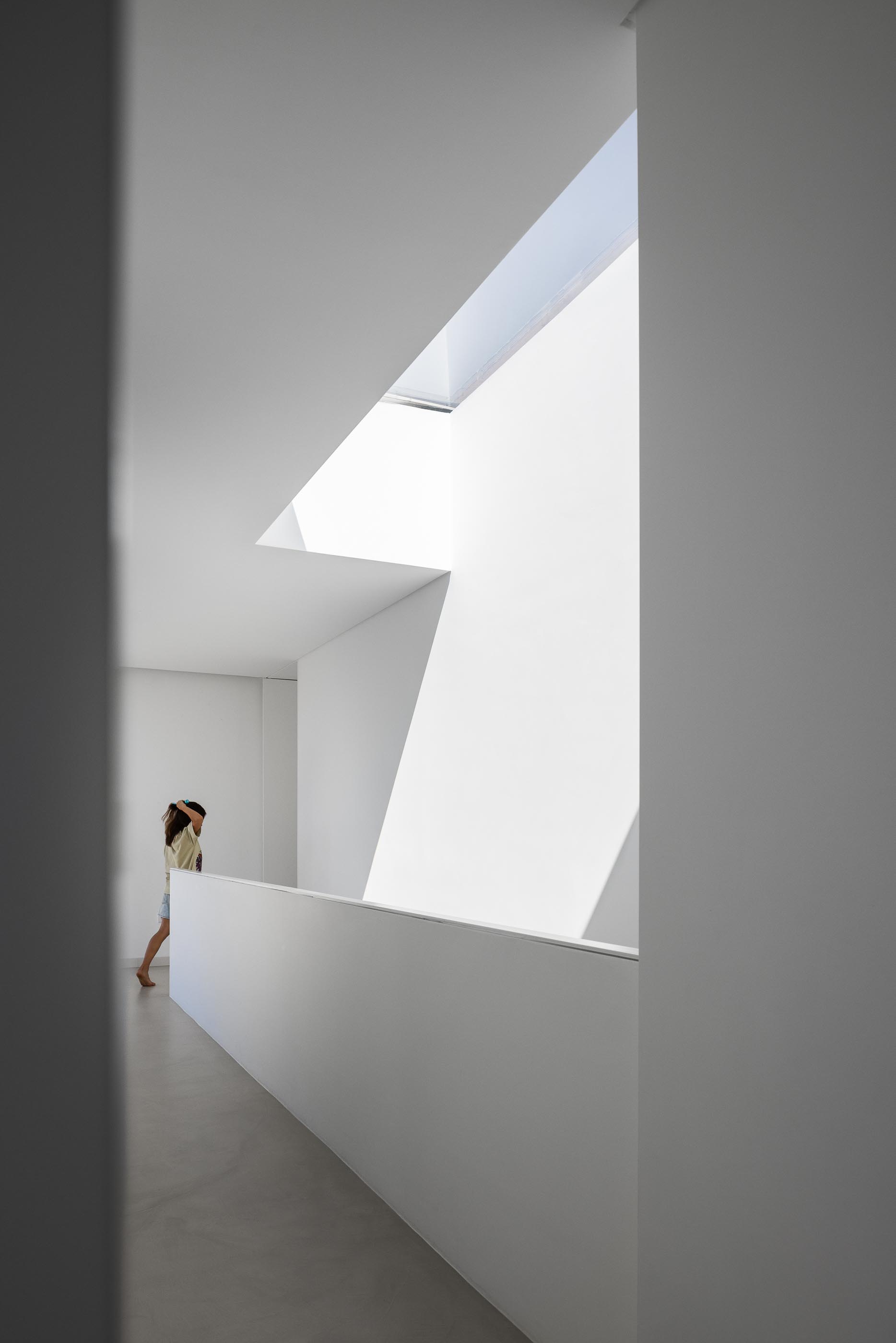 Casa de banho: Lavatório em mármore com espelho e duche com revestimento em mármore. — Casa DR arquitetura NMDARQ – Nuno Miguel Dias, Arquitecto em Torres Novas
