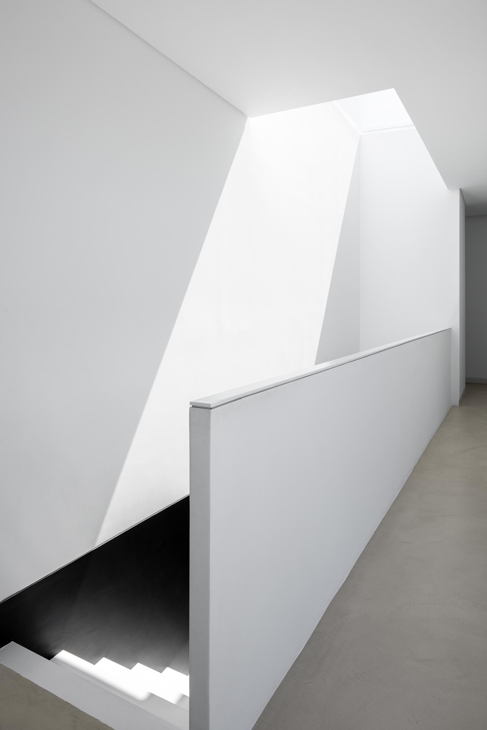 Casa de banho: Lavatório em mármore com espelho e armário branco ao fundo. — Casa DR arquitetura NMDARQ – Nuno Miguel Dias, Arquitecto em Torres Novas