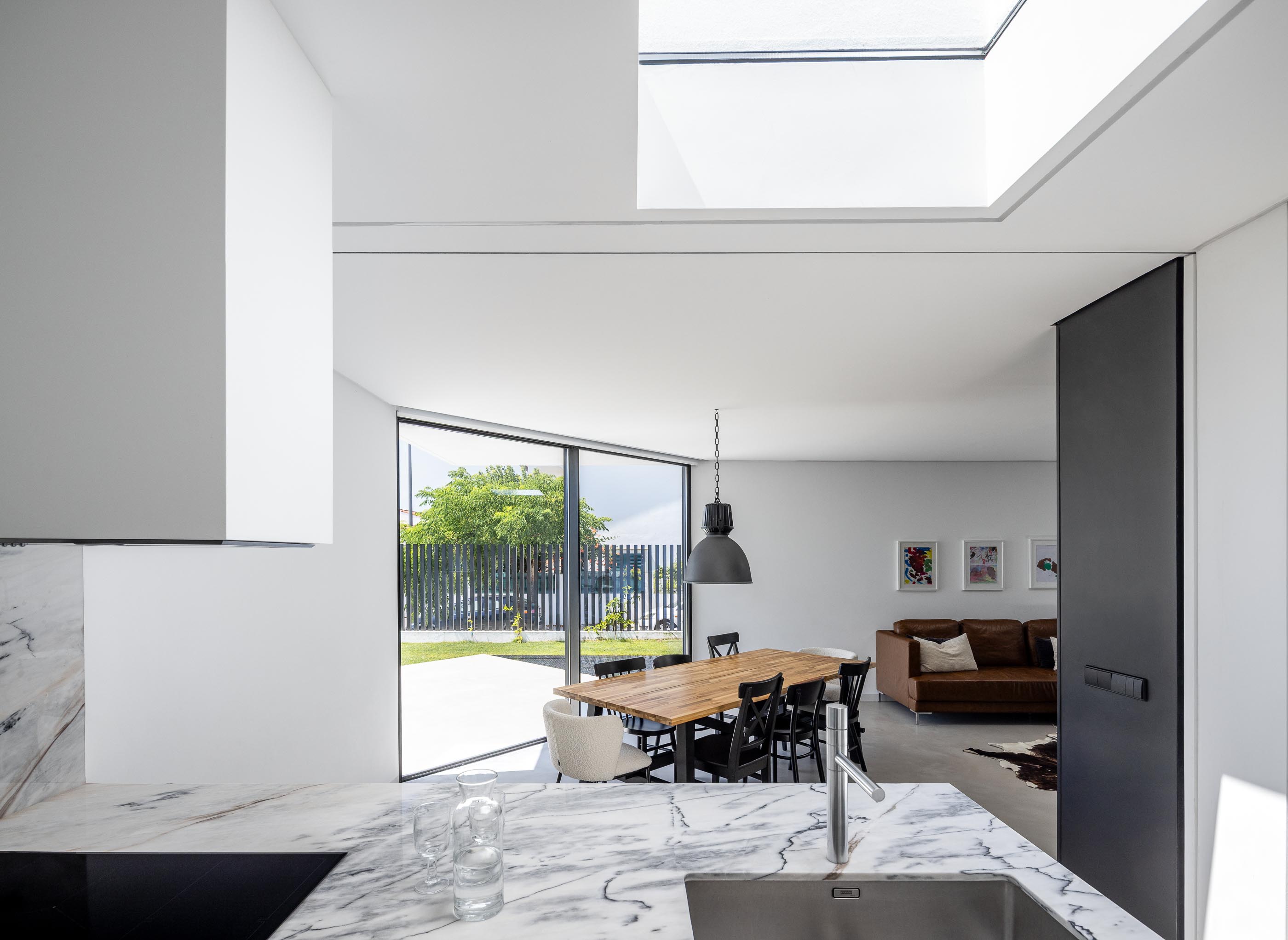Cozinha: Detalhe da cozinha com armários brancos e eletrodomésticos. — Casa DR arquitetura NMDARQ – Nuno Miguel Dias, Arquitecto em Torres Novas