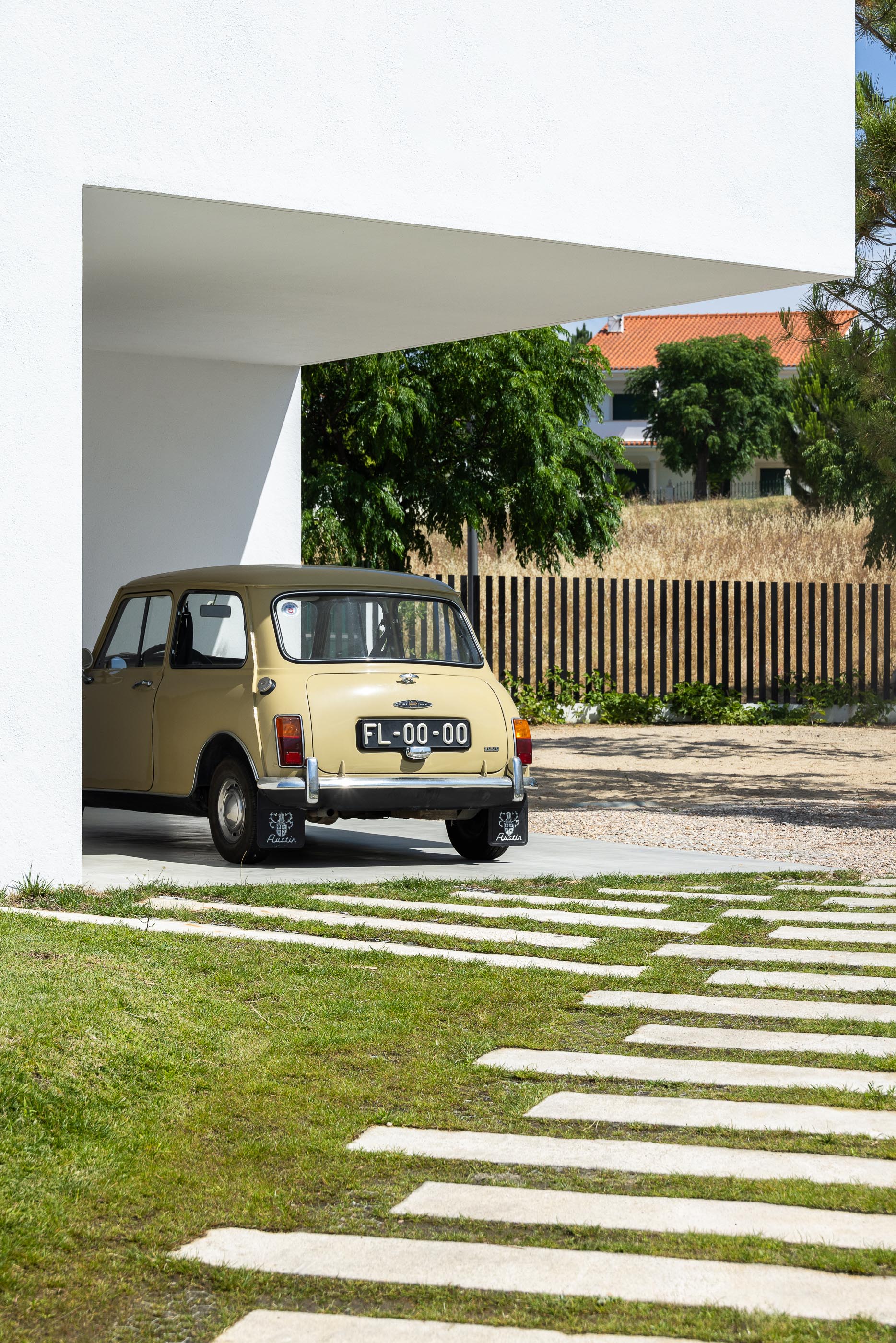 Exterior: Detalhe da arquitetura minimalista da casa branca com garagem. — Casa DR arquitetura NMDARQ – Nuno Miguel Dias, Arquitecto em Torres Novas