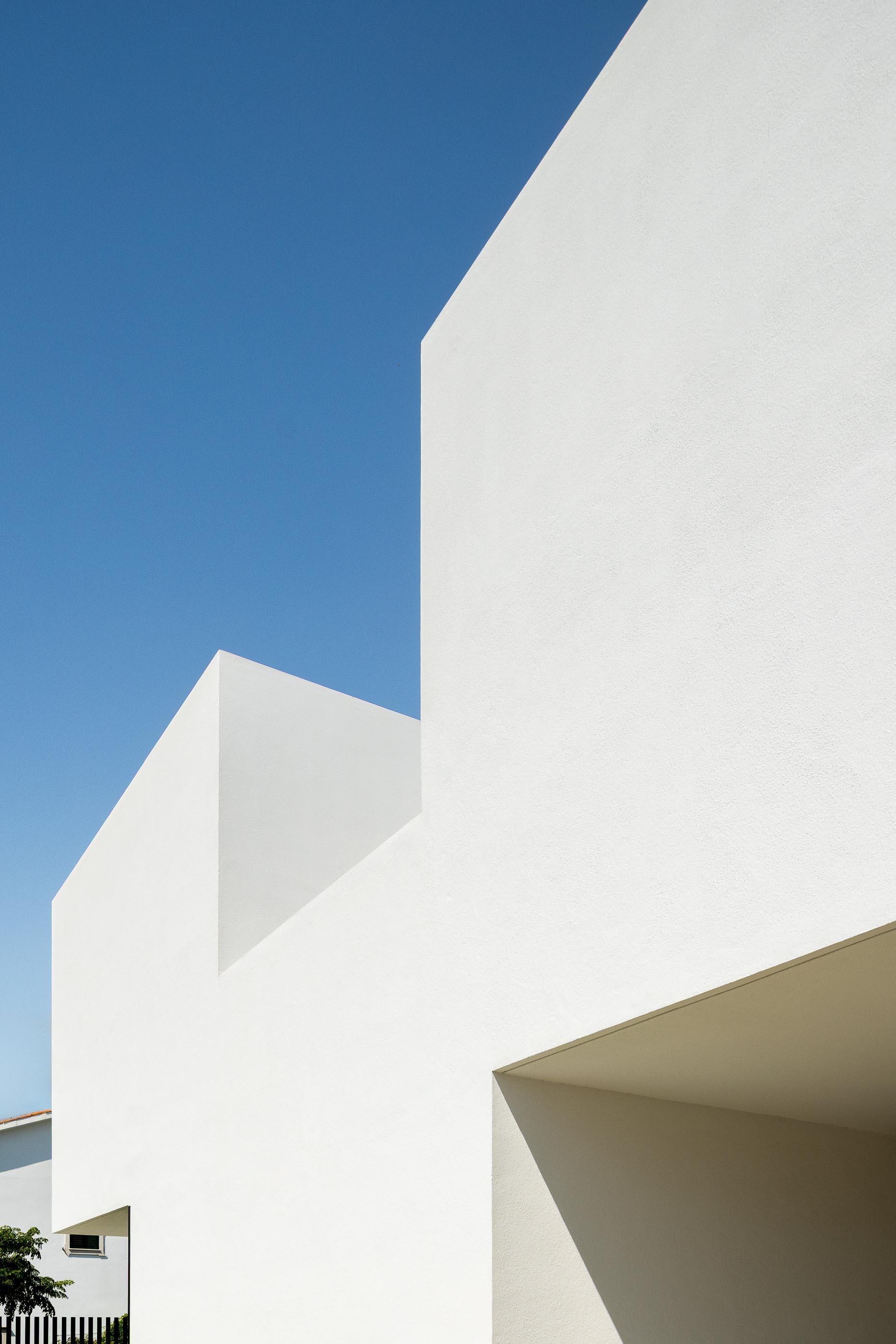Exterior: Detalhe da arquitetura minimalista da casa branca. — Casa DR arquitetura NMDARQ – Nuno Miguel Dias, Arquitecto em Torres Novas