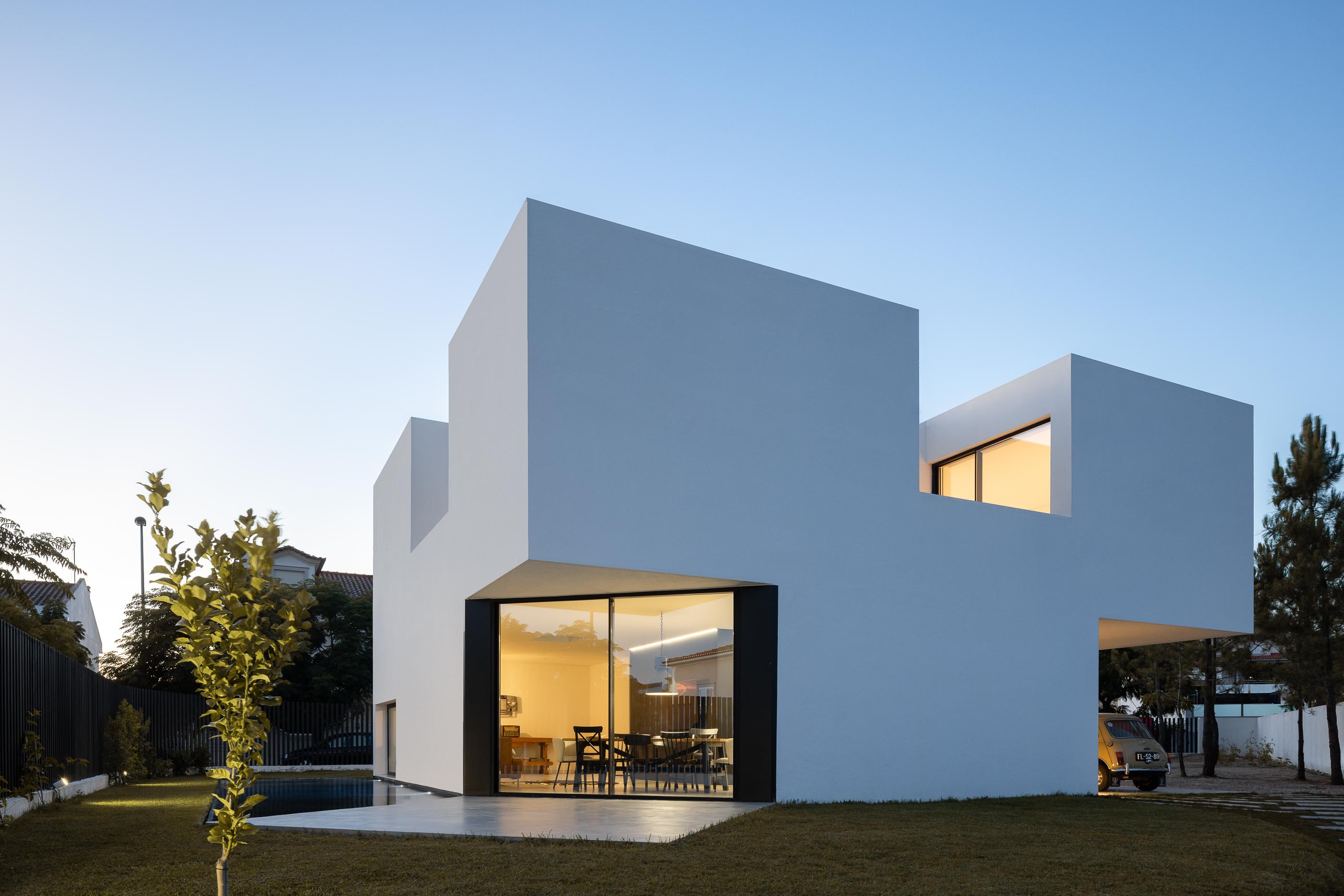 Casa DR com Arquitectura NMDarq e fotografias de Ivo Tavares