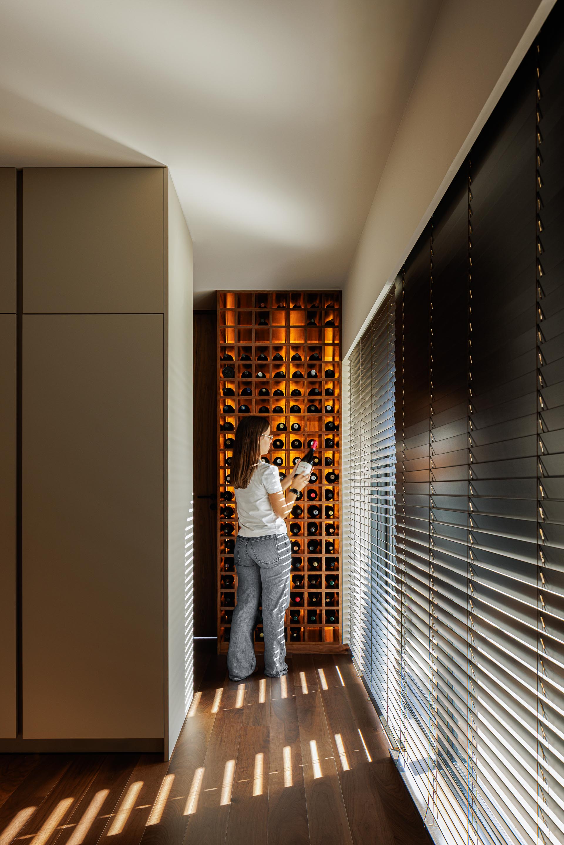 Cozinha: Garrafeira em madeira, armários brancos e persianas venezianas. — Casa do Engenho arquitetura silverline em Vila Nova de Gaia