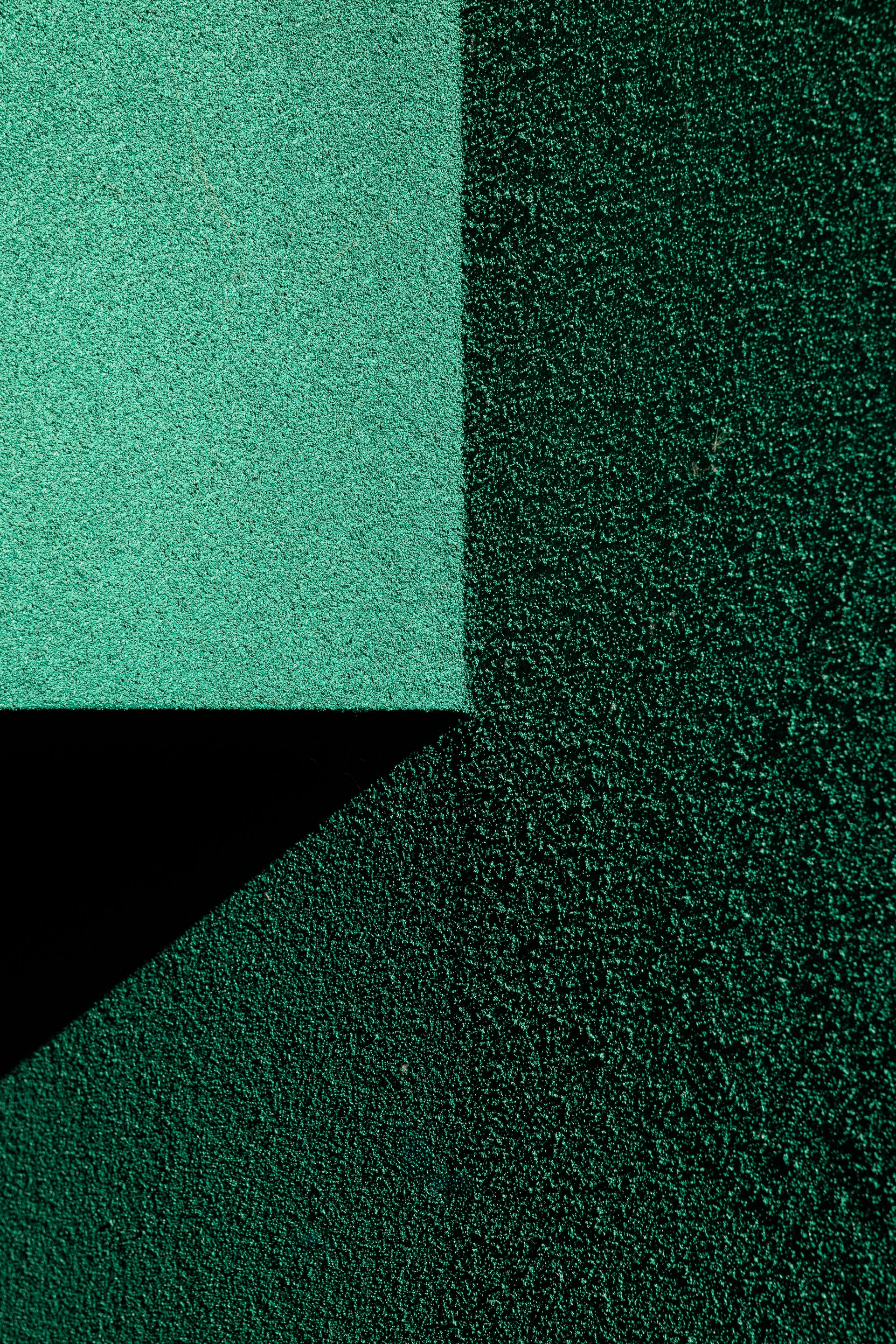 Detalhe: Textura da fachada verde do edifício, com diferentes tonalidades e acabamentos. — Ponto C - Cultura e Criatividade arquitetura Galeria Gabinete em Penafiel
