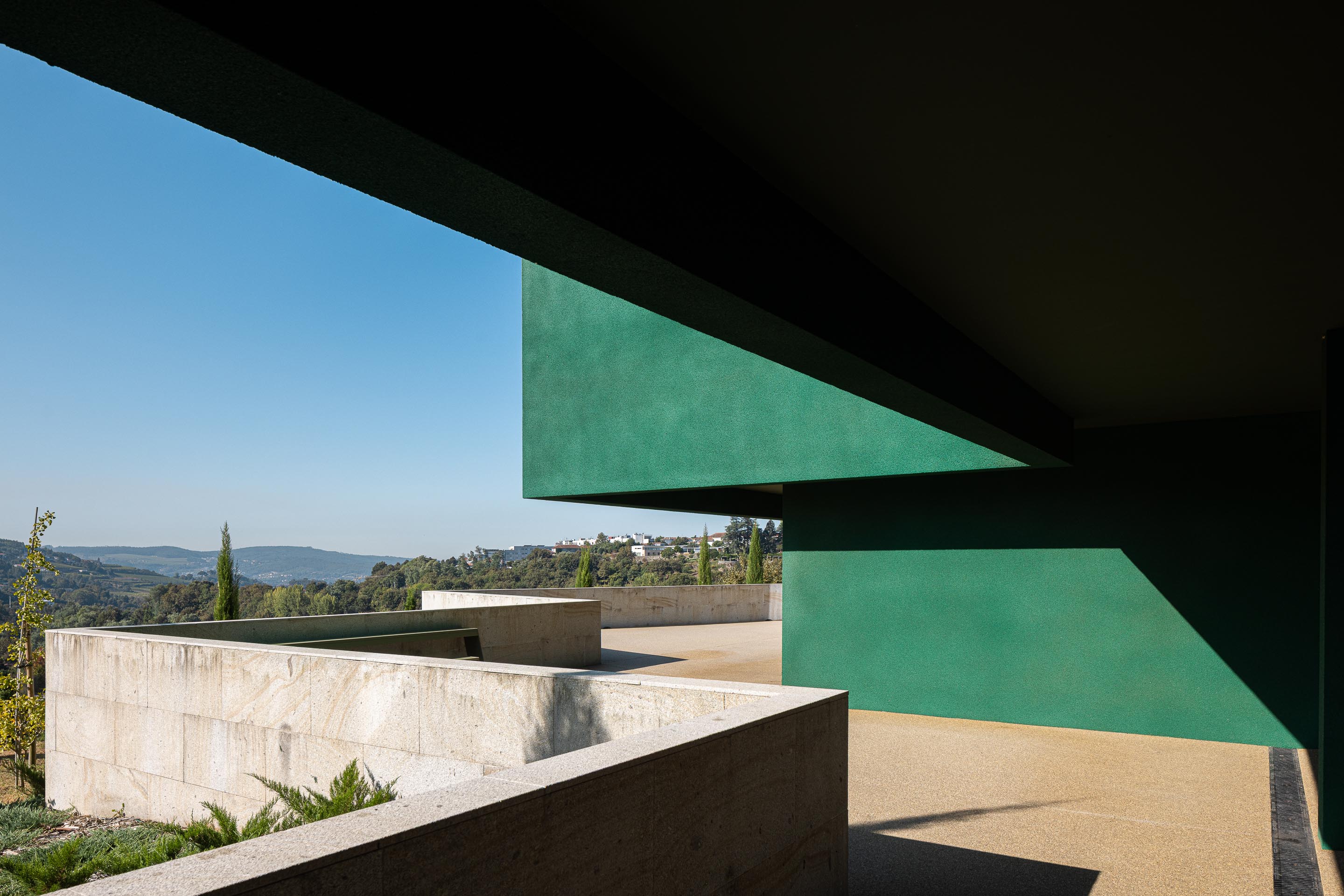 Exterior: Terraço com guarda-corpos em pedra e vista para a paisagem. — Ponto C - Cultura e Criatividade arquitetura Galeria Gabinete em Penafiel