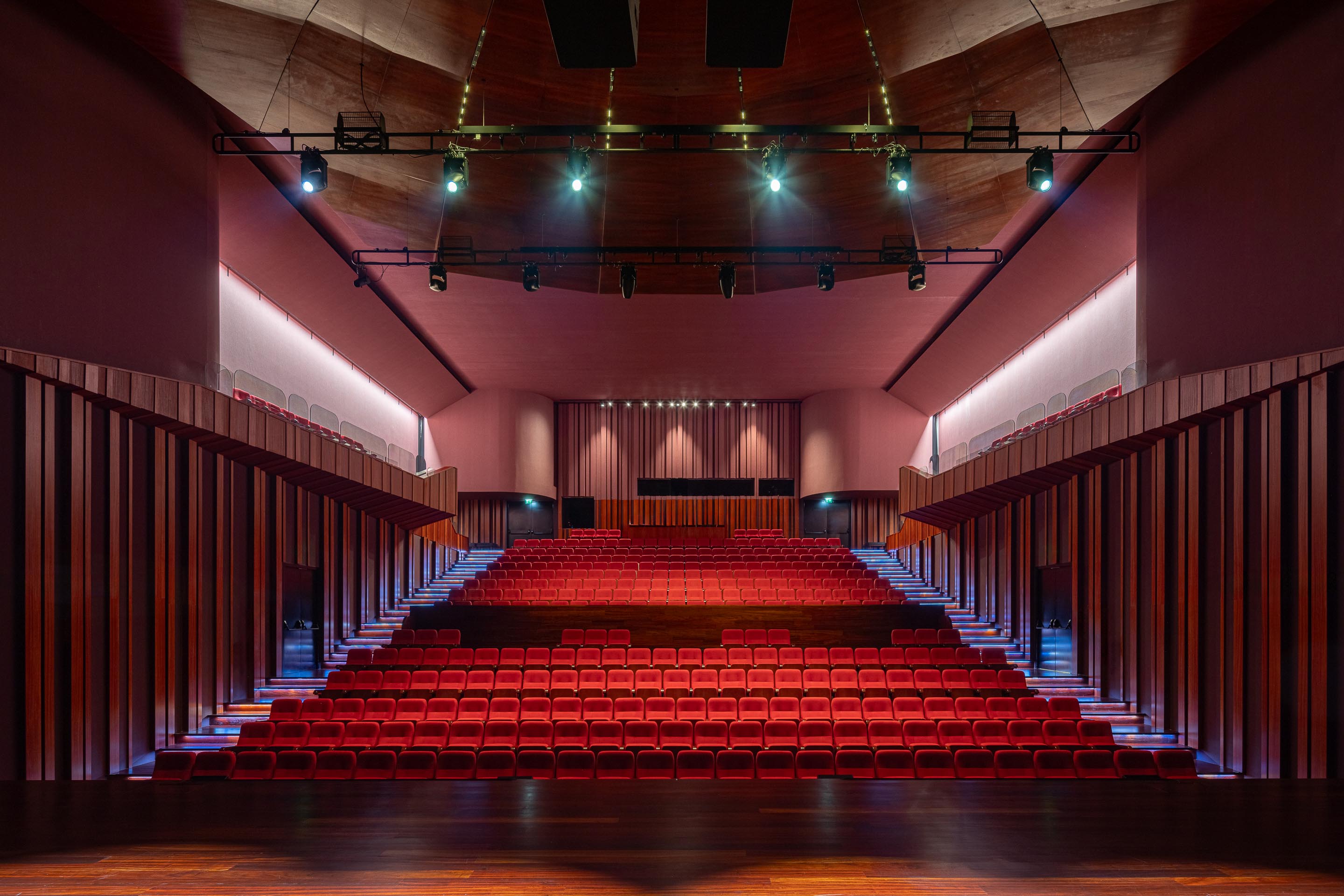 Auditório: Perspectiva do auditório com palco, plateia e balcões laterais. — Ponto C - Cultura e Criatividade arquitetura Galeria Gabinete em Penafiel