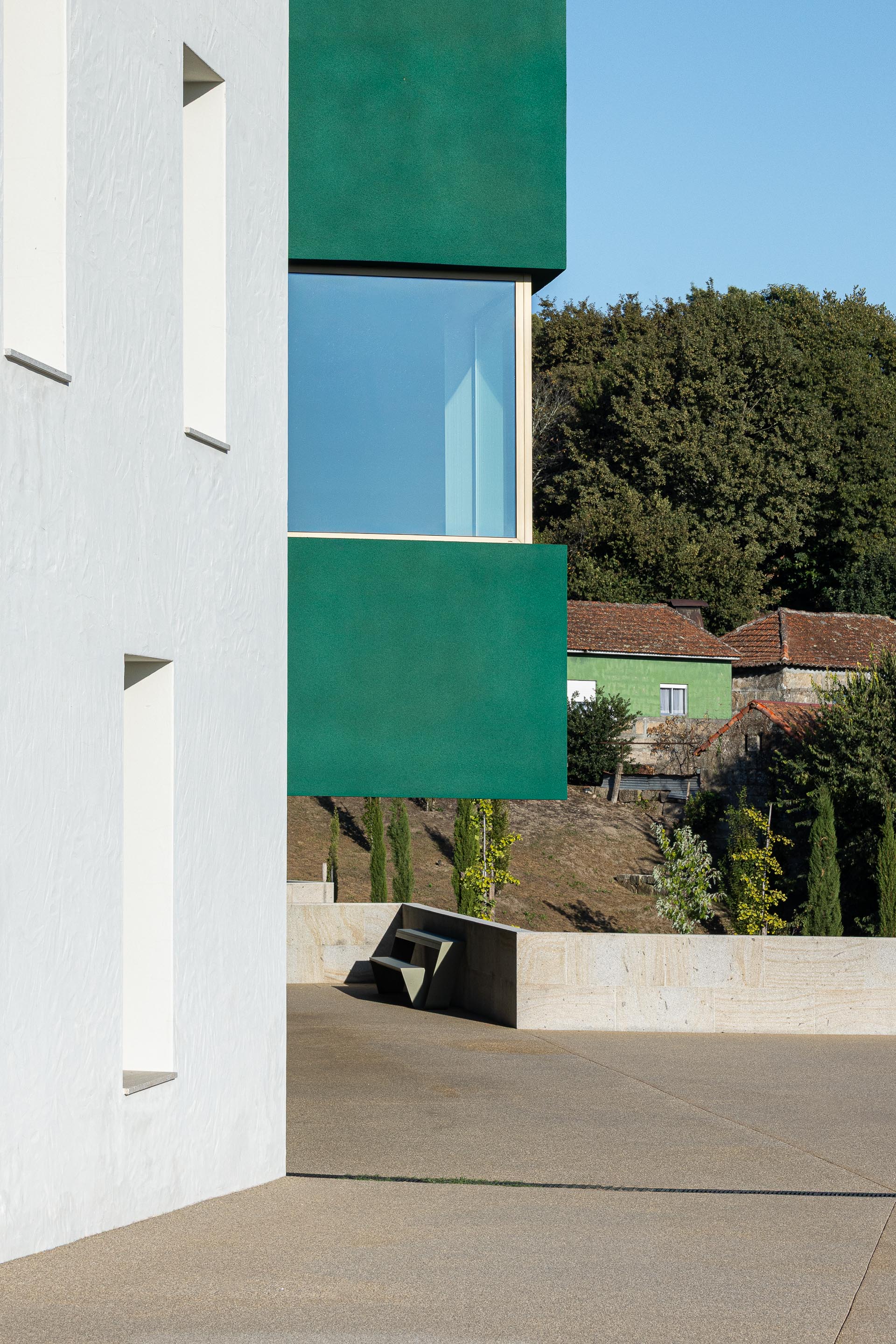 Exterior: Detalhe da fachada branca e verde, com escadas de acesso e vegetação. — Ponto C - Cultura e Criatividade arquitetura Galeria Gabinete em Penafiel