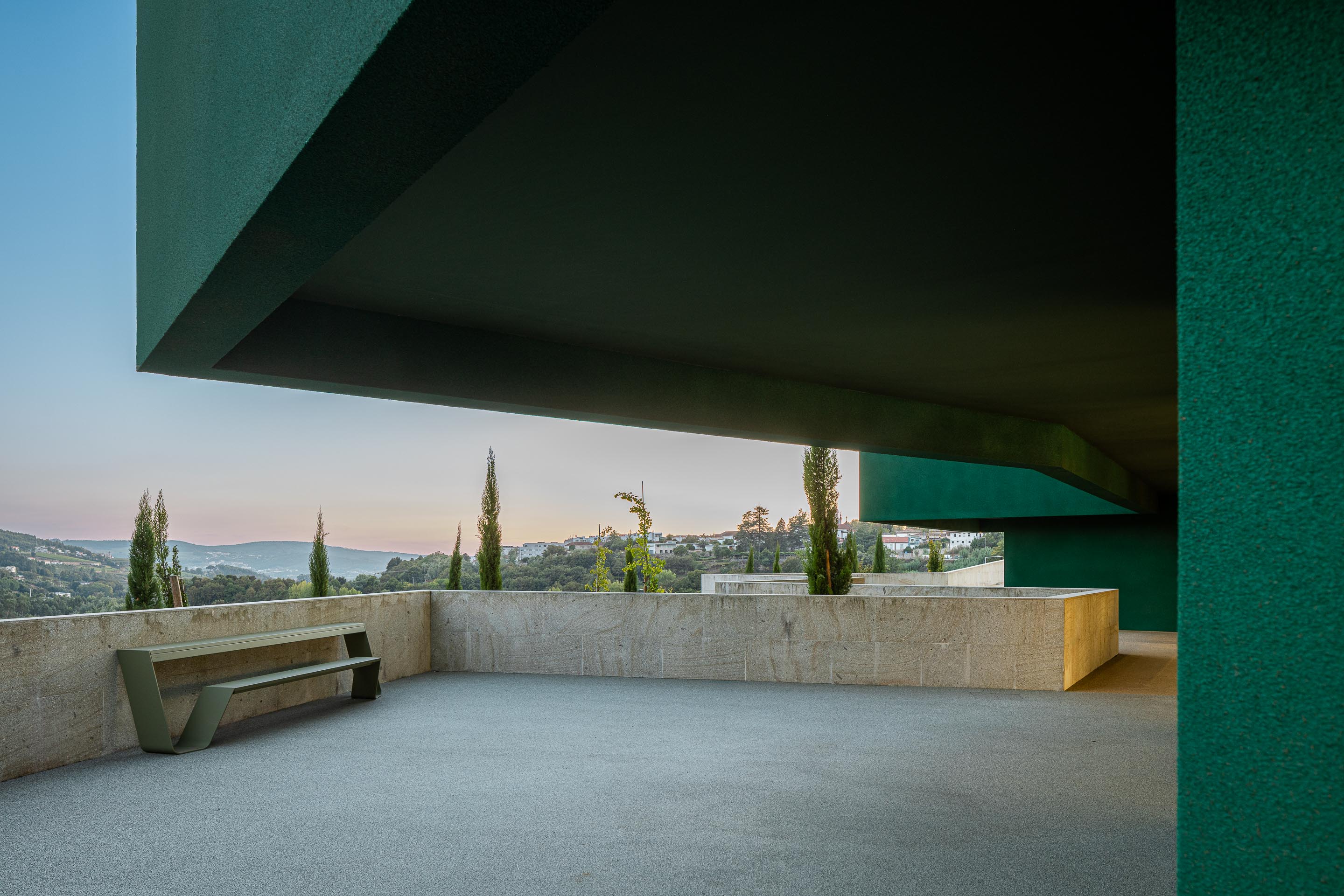 Exterior: Terraço com banco moderno e vista panorâmica da paisagem. — Ponto C - Cultura e Criatividade arquitetura Galeria Gabinete em Penafiel