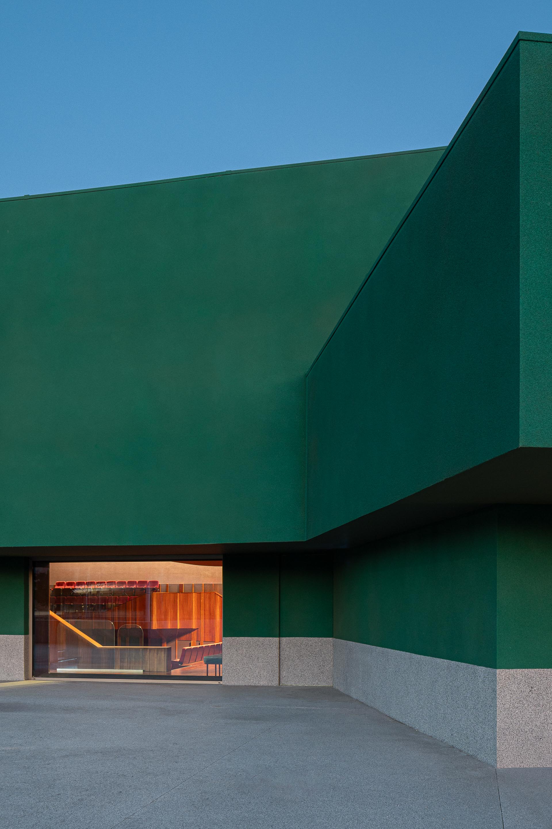 Fachada: Detalhe da fachada verde com janela do auditório. — Ponto C - Cultura e Criatividade arquitetura Galeria Gabinete em Penafiel