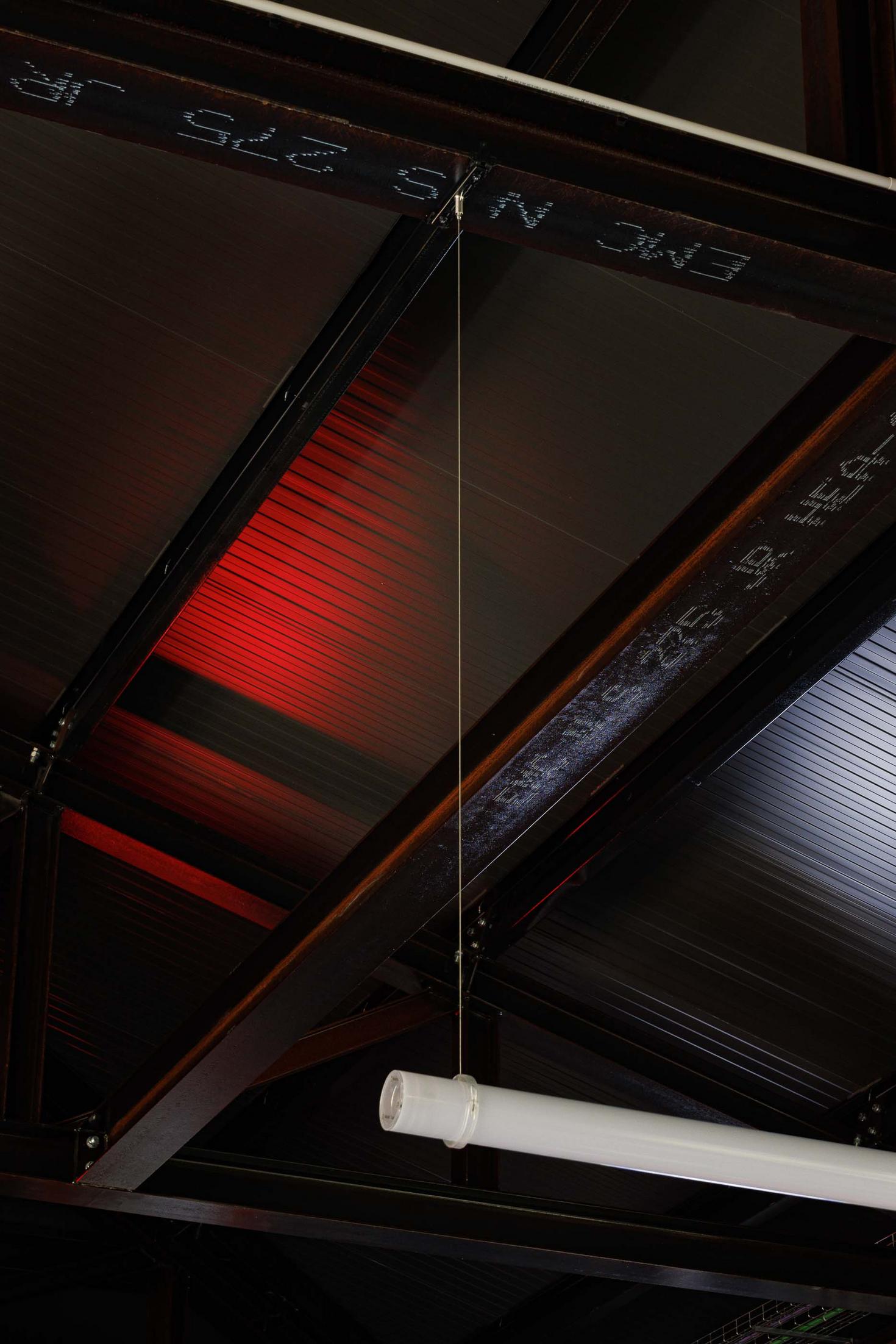 Teto: Detalhe do teto com estrutura metálica e tubagem aparente. — CC House – Quinta dos Carvalhos arquitetura Inception Architects Studio em Leiria