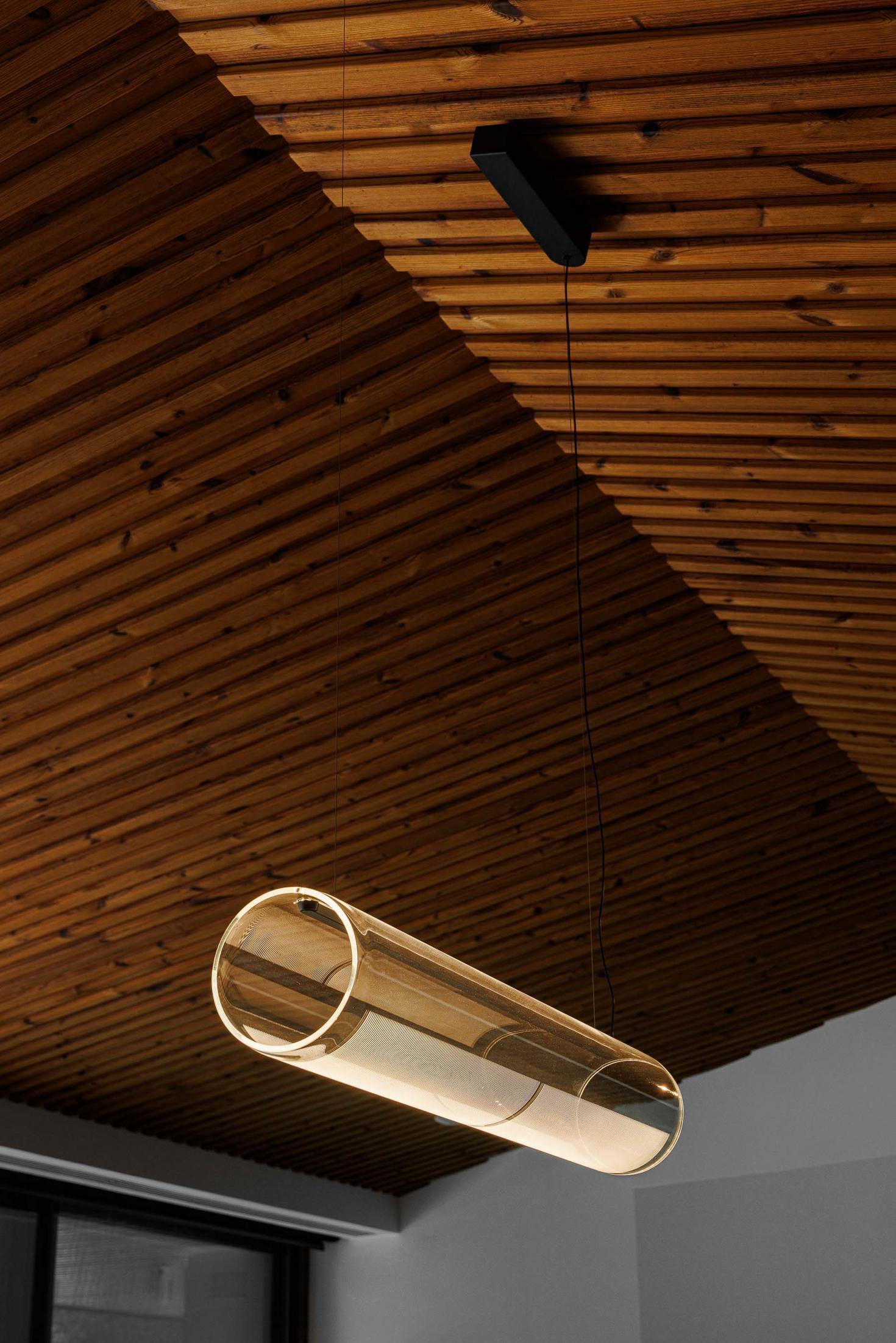 Sala de jantar: Candeeiro suspenso tubular e teto em madeira. — CC House – Quinta dos Carvalhos arquitetura Inception Architects Studio em Leiria