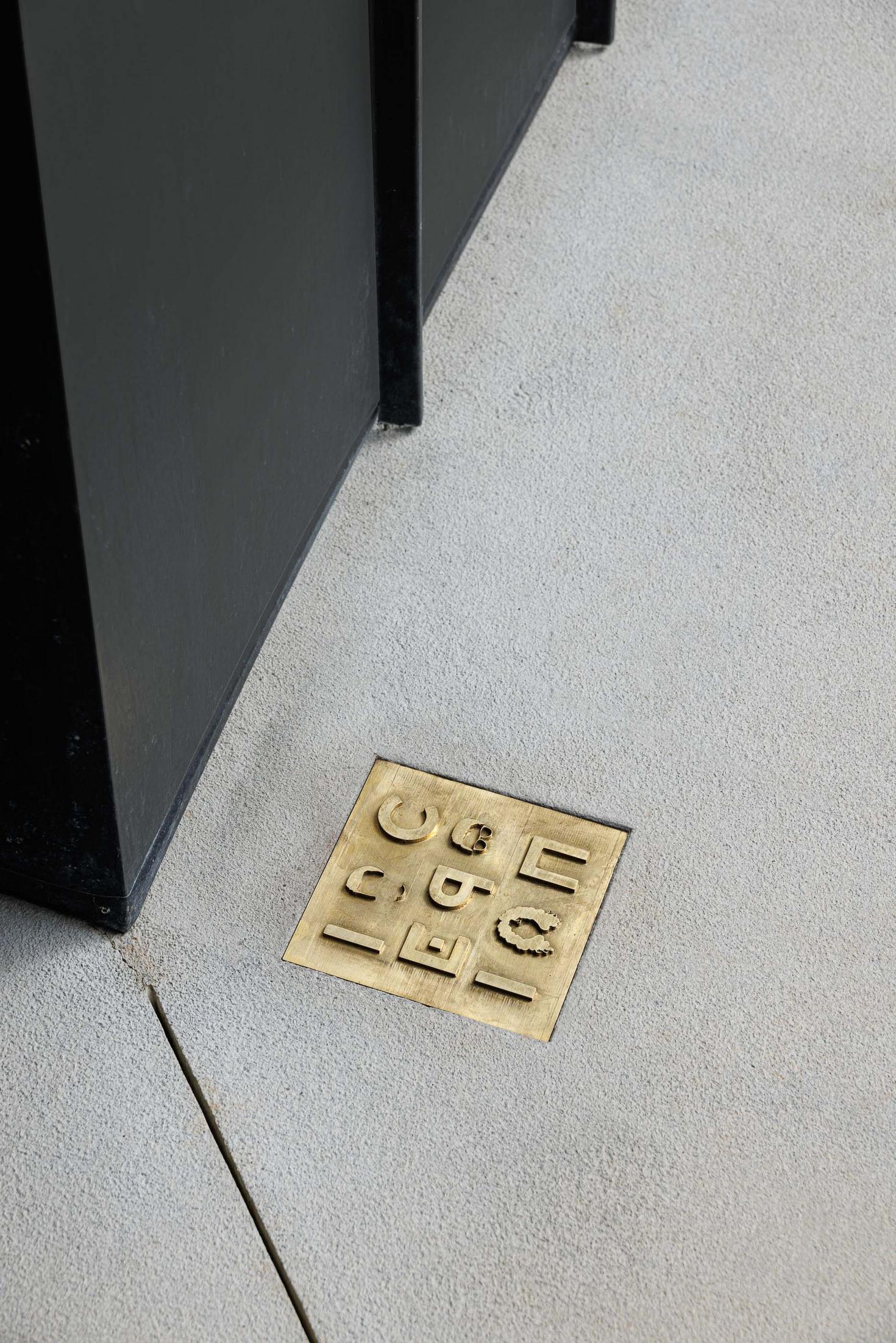 Exterior: Detalhe de grelha de escoamento em latão no pavimento exterior. — CC House – Quinta dos Carvalhos arquitetura Inception Architects Studio em Leiria