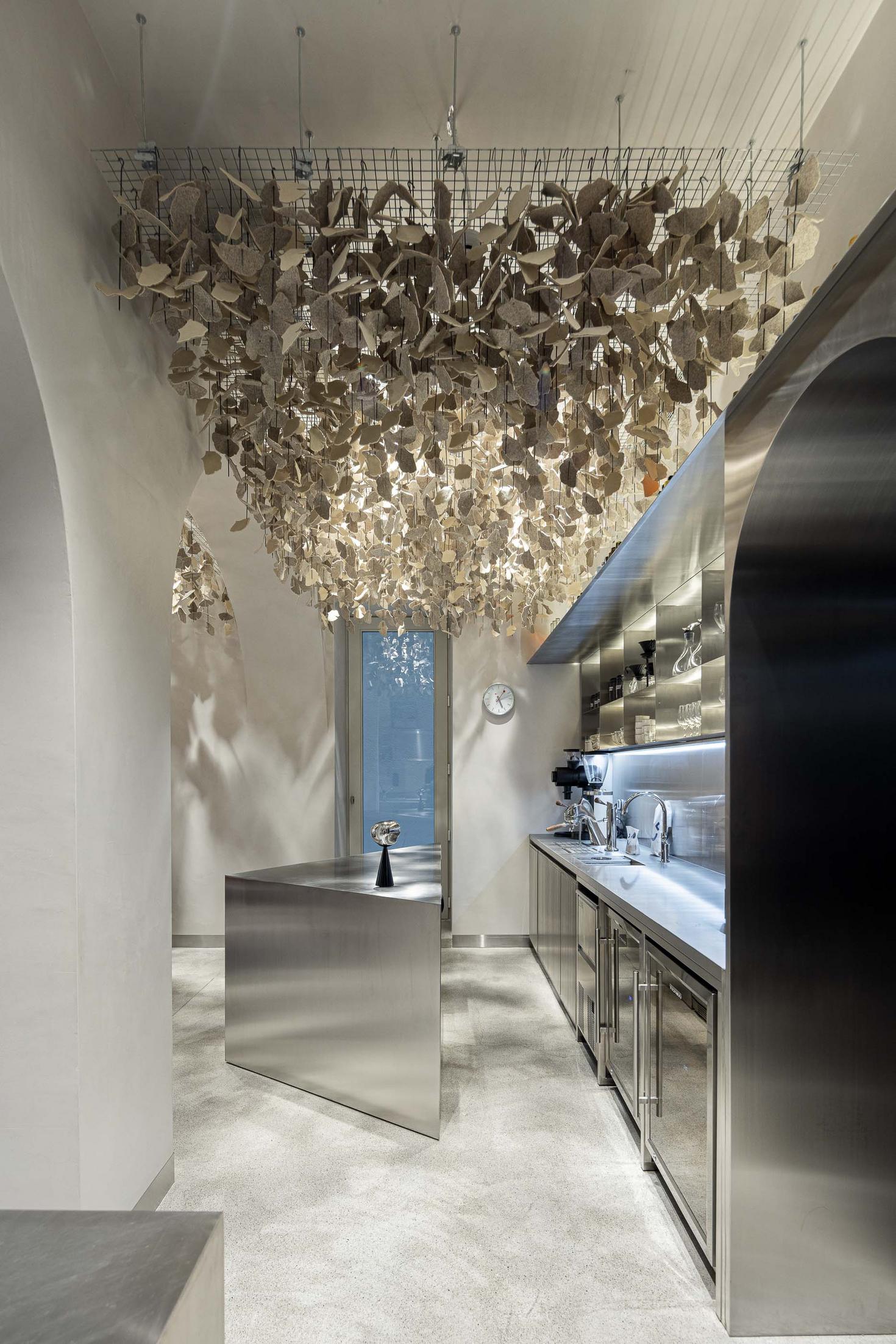 Restaurante: Detalhe do teto com folhagens suspensas numa estrutura de grelha metálica. — The Capsule Neo-Bistro arquitetura Atelier Réalité em Lisboa