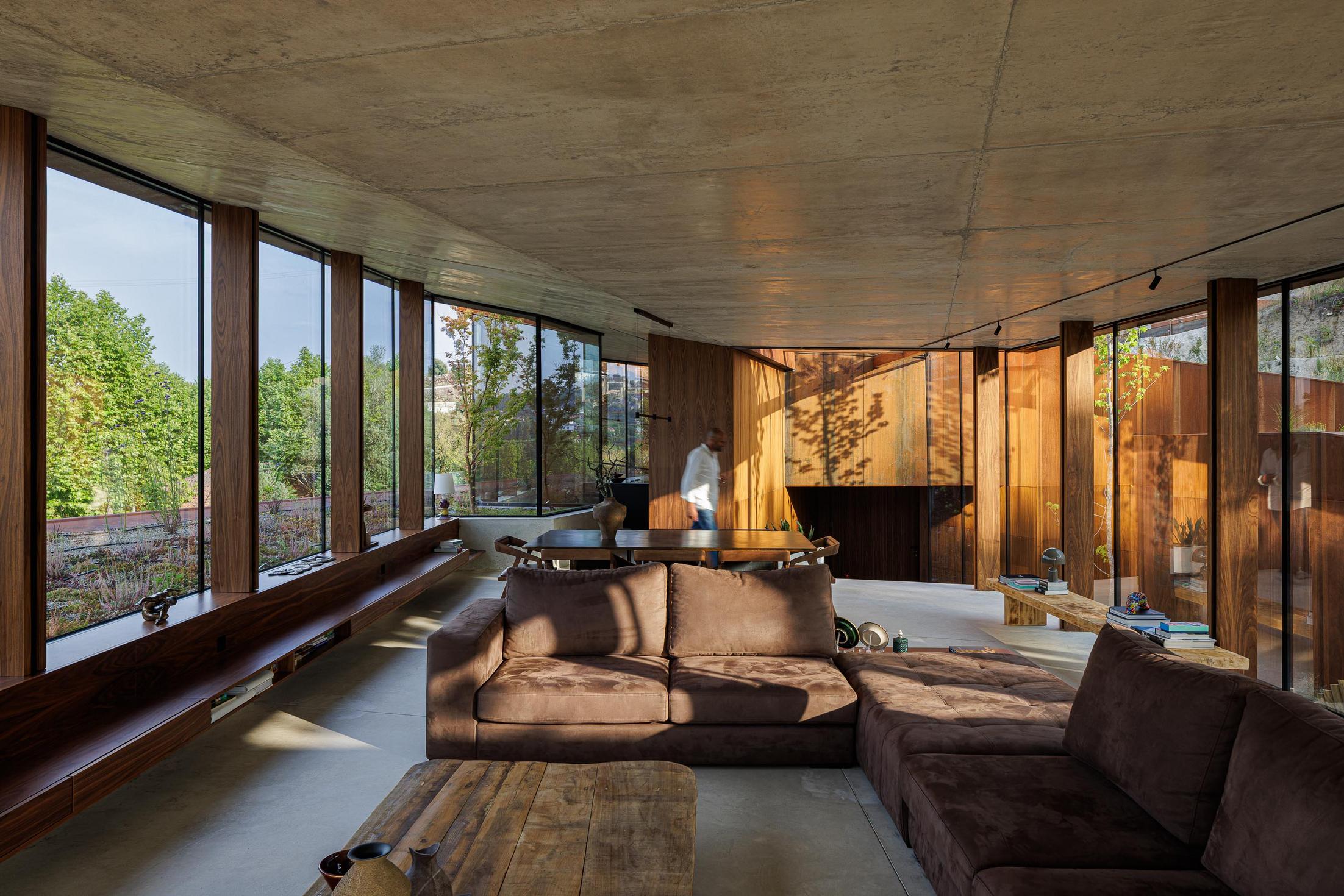 Exterior: Zona de lazer com piscina, cadeiras de vime e vista panorâmica sobre a paisagem. — Casa Corten arquitetura HPA Arquitetura e Investimentos em Celorico de Basto