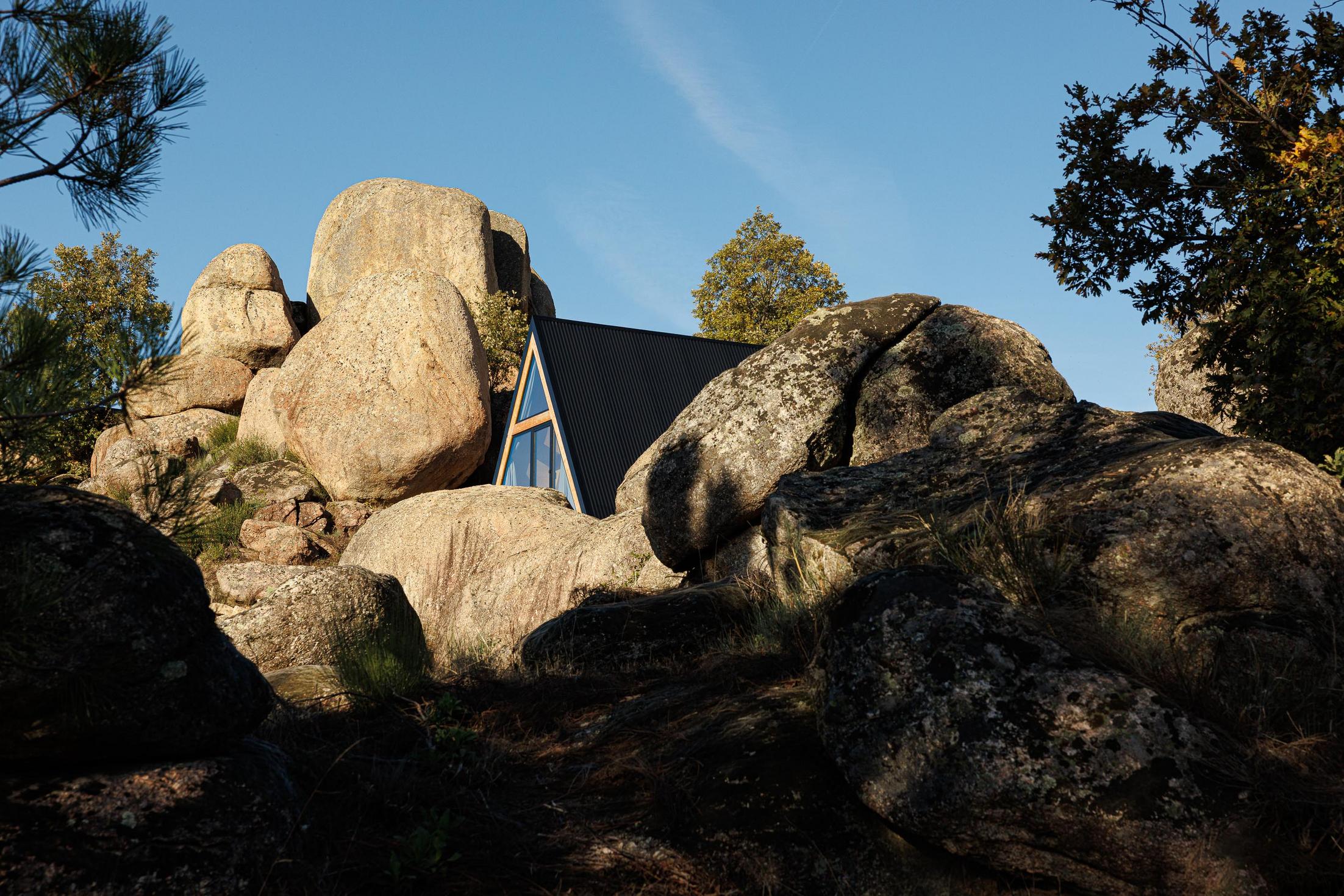 Exterior da cabana triangular escondida entre rochas. — Abrigos de Montanha arquitetura Filipe Pina Arquitectura em Belmonte