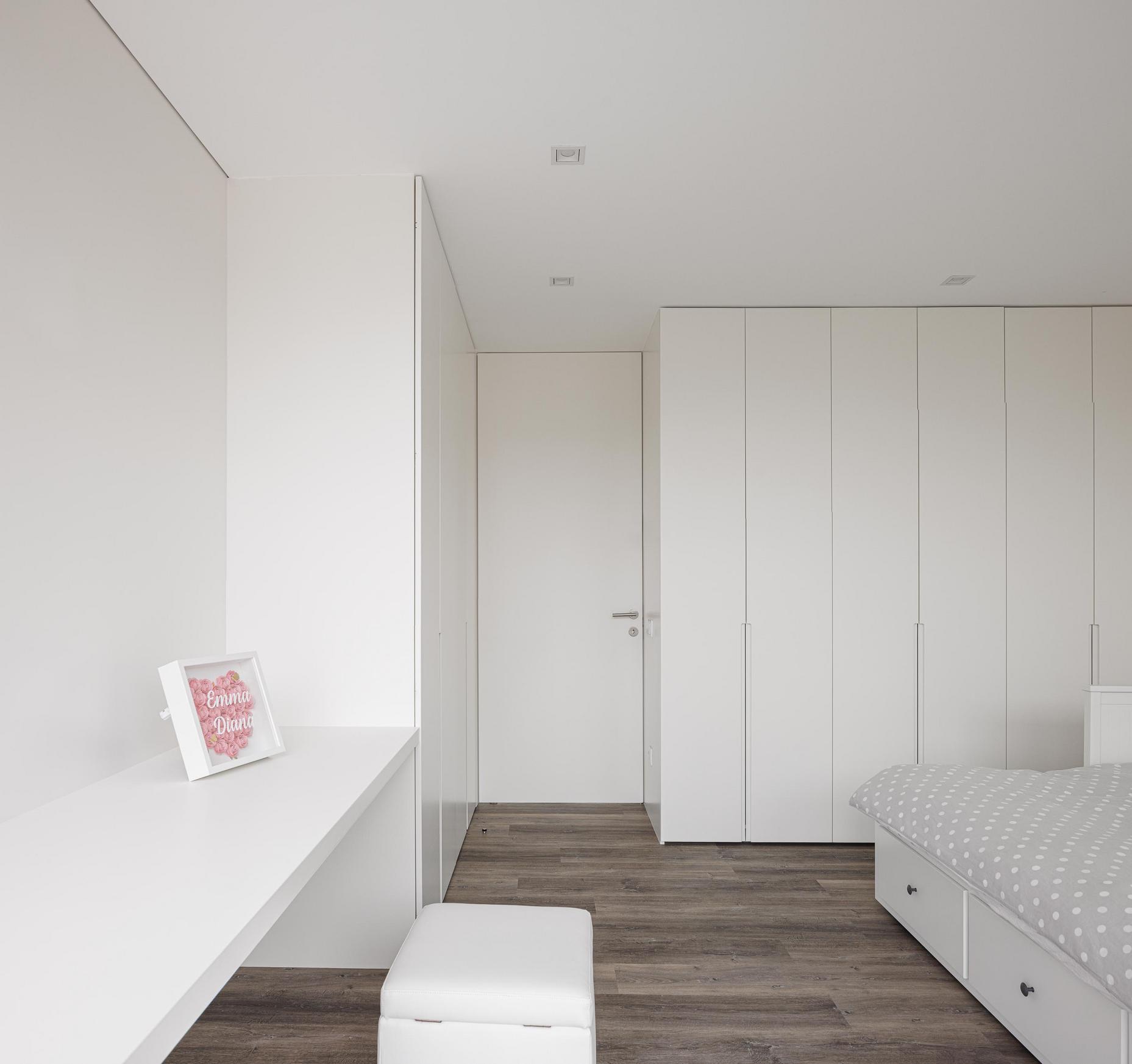 Quarto: Quarto branco com cama, secretária e roupeiro embutido. — Casa dos Sobreiros II arquitetura Urbanpolis em Póvoa de Varzim