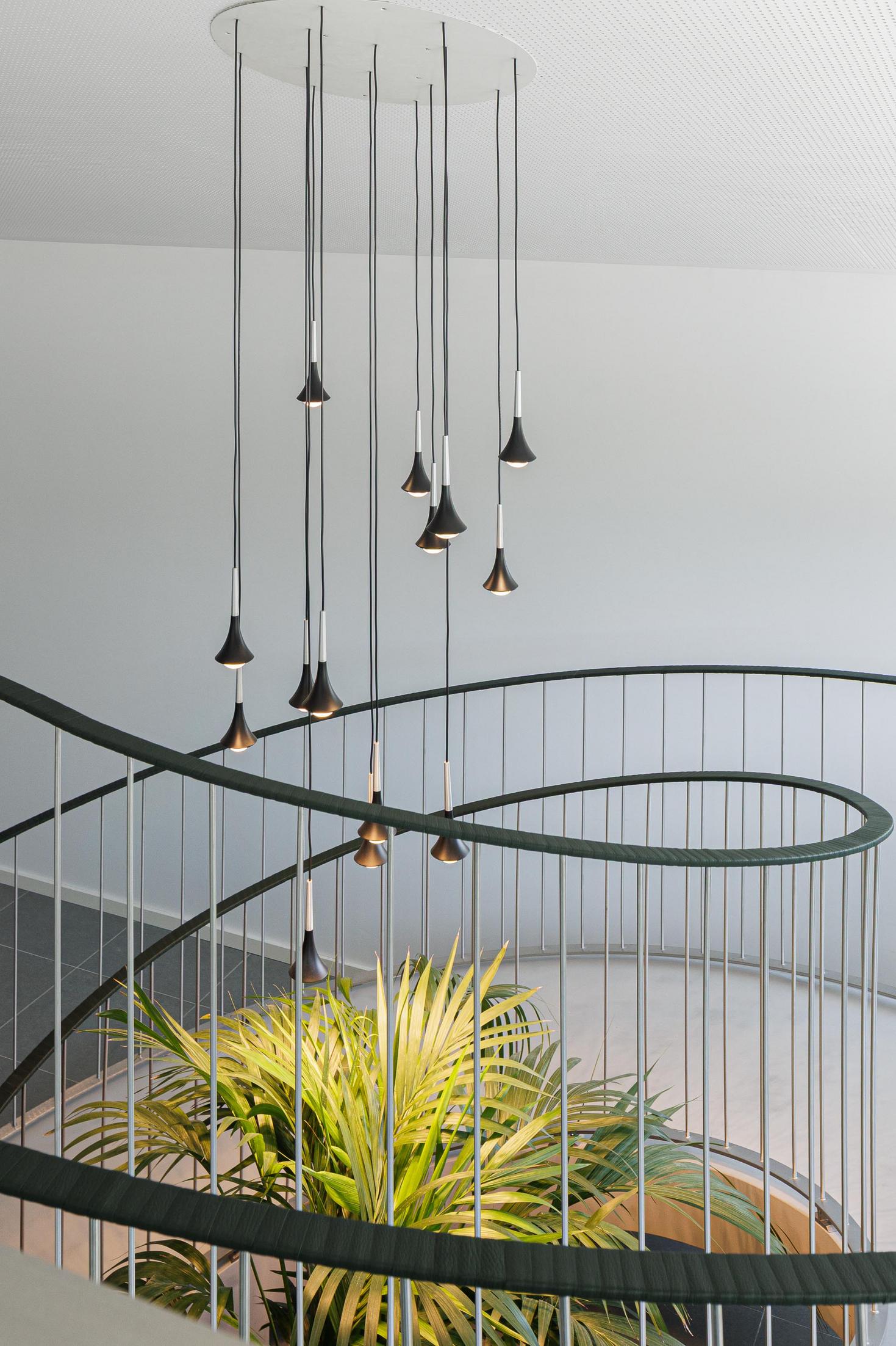 Escadaria interior: Vista superior da escada em caracol e candeeiro pendente. — Bradco II arquitetura Em Paralelo em Castelo de Paiva