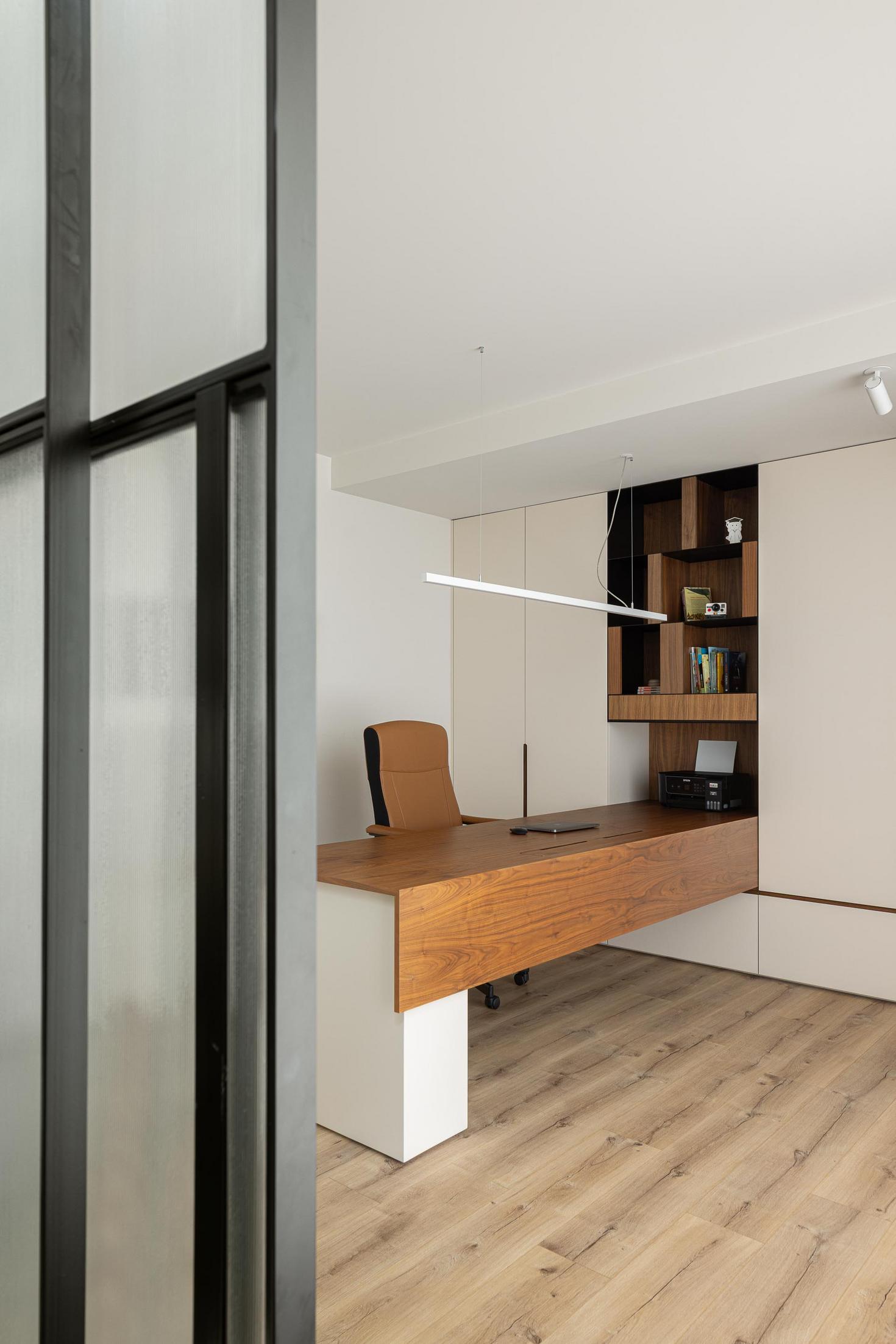 Escritório: Secretária em madeira escura, estantes e divisória em vidro texturizado. — Casa Branca Minimalista arquitetura Arquitetura501 em Braga