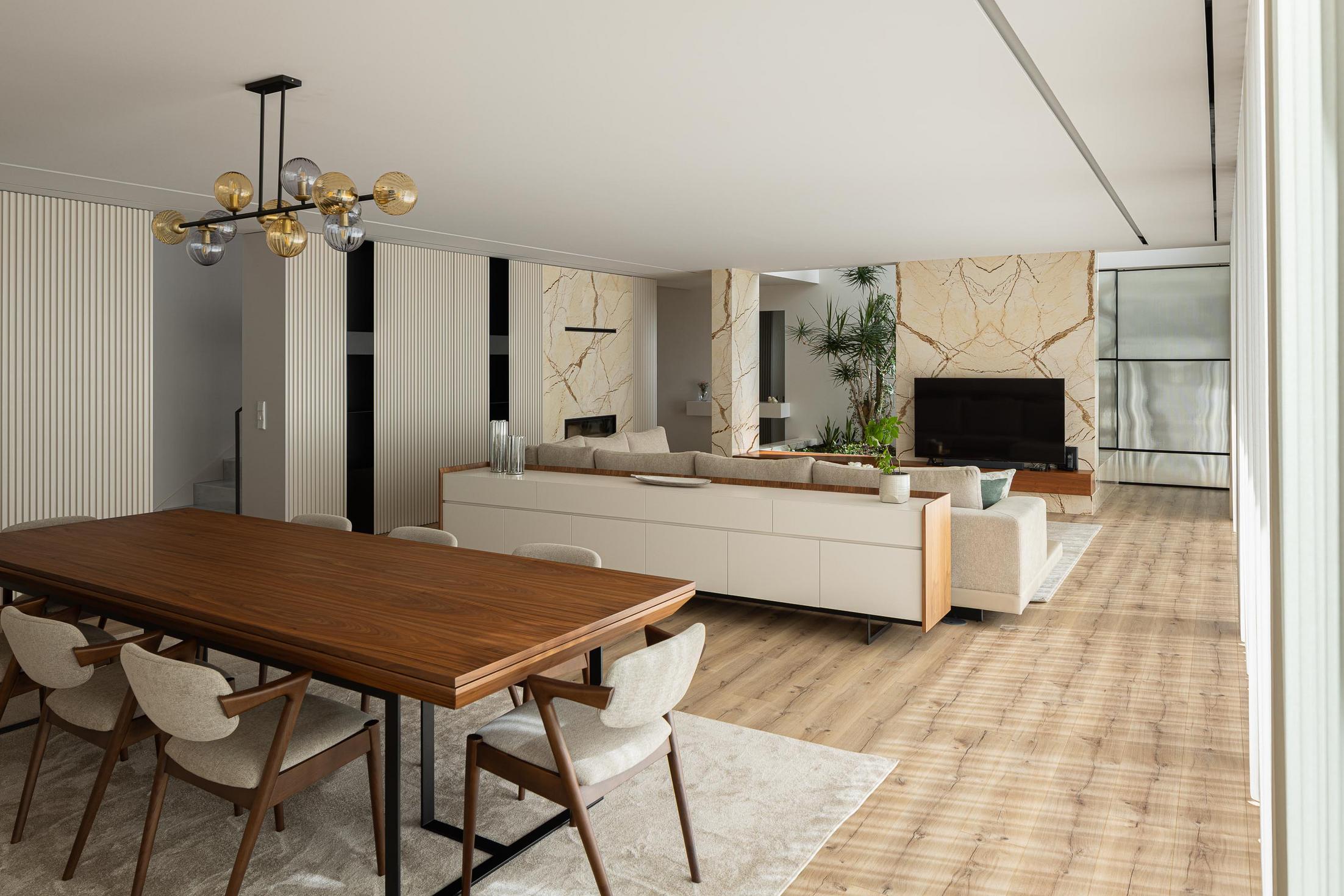 Sala de estar/Jantar: Vista geral da sala com mesa de jantar, sofá e jardim interior. — Casa Branca Minimalista arquitetura Arquitetura501 em Braga