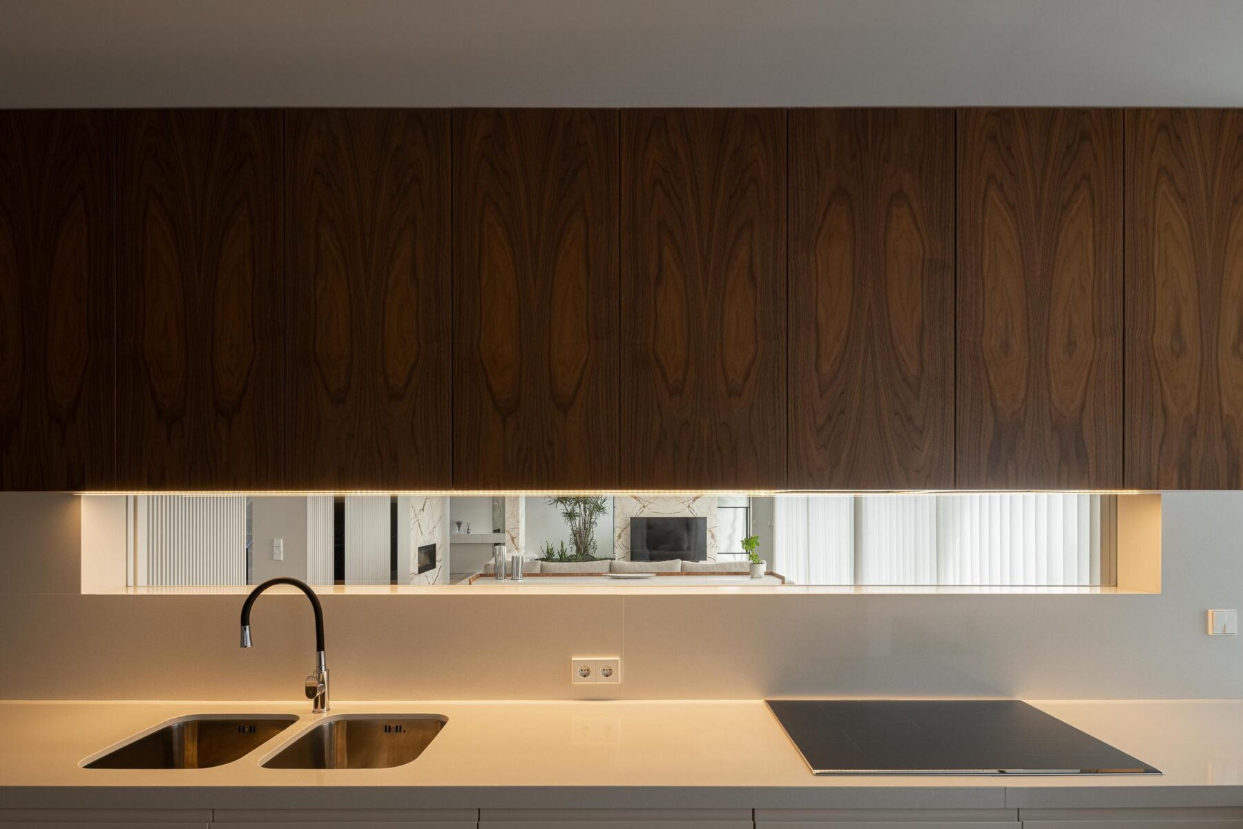 Casa Branca Minimalista com Arquitetura 501 e fotografia Ivo Tavares