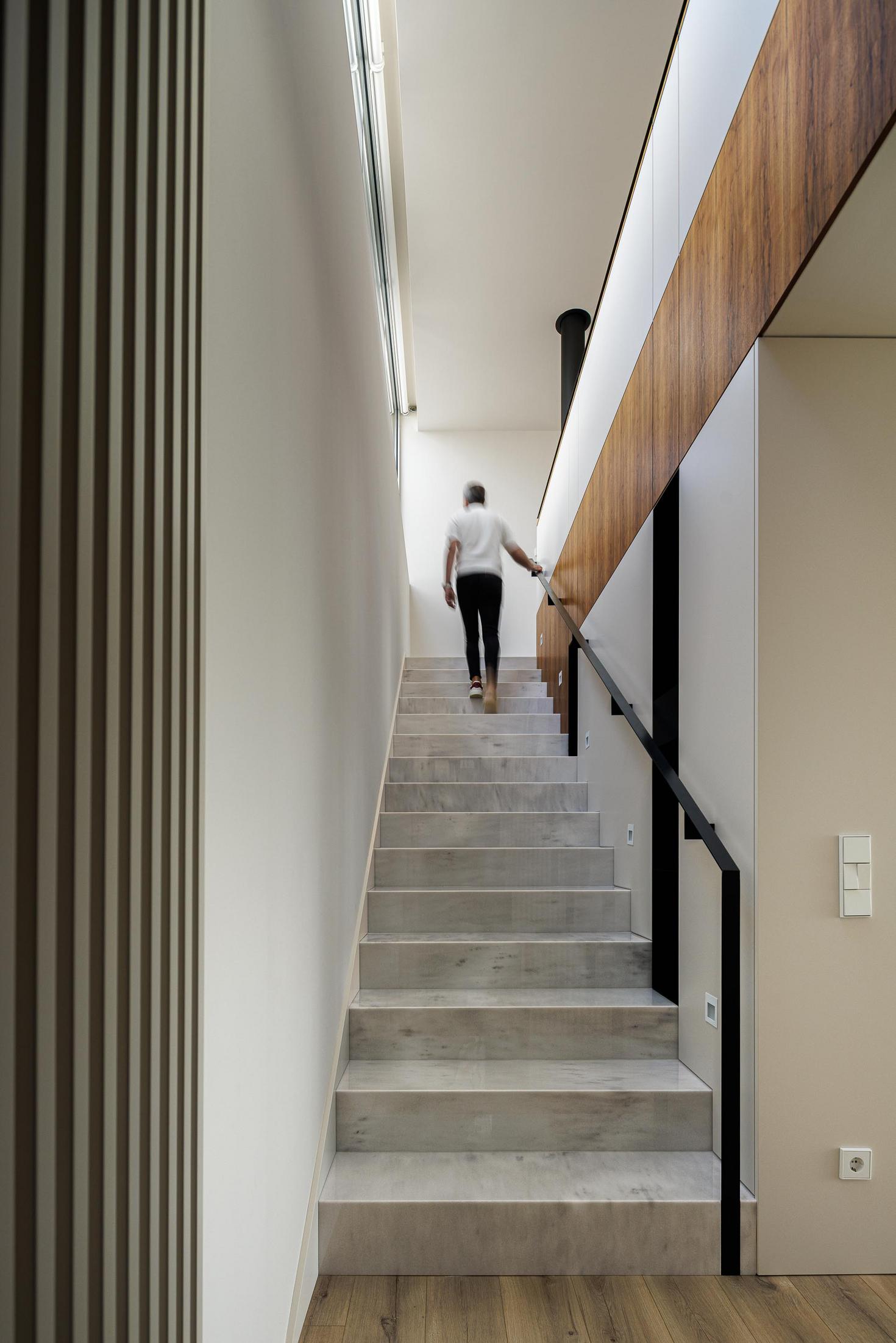 Cozinha: Bancada com lavatório, armários em madeira e vista para o exterior. — Casa Branca Minimalista arquitetura Arquitetura501 em Braga