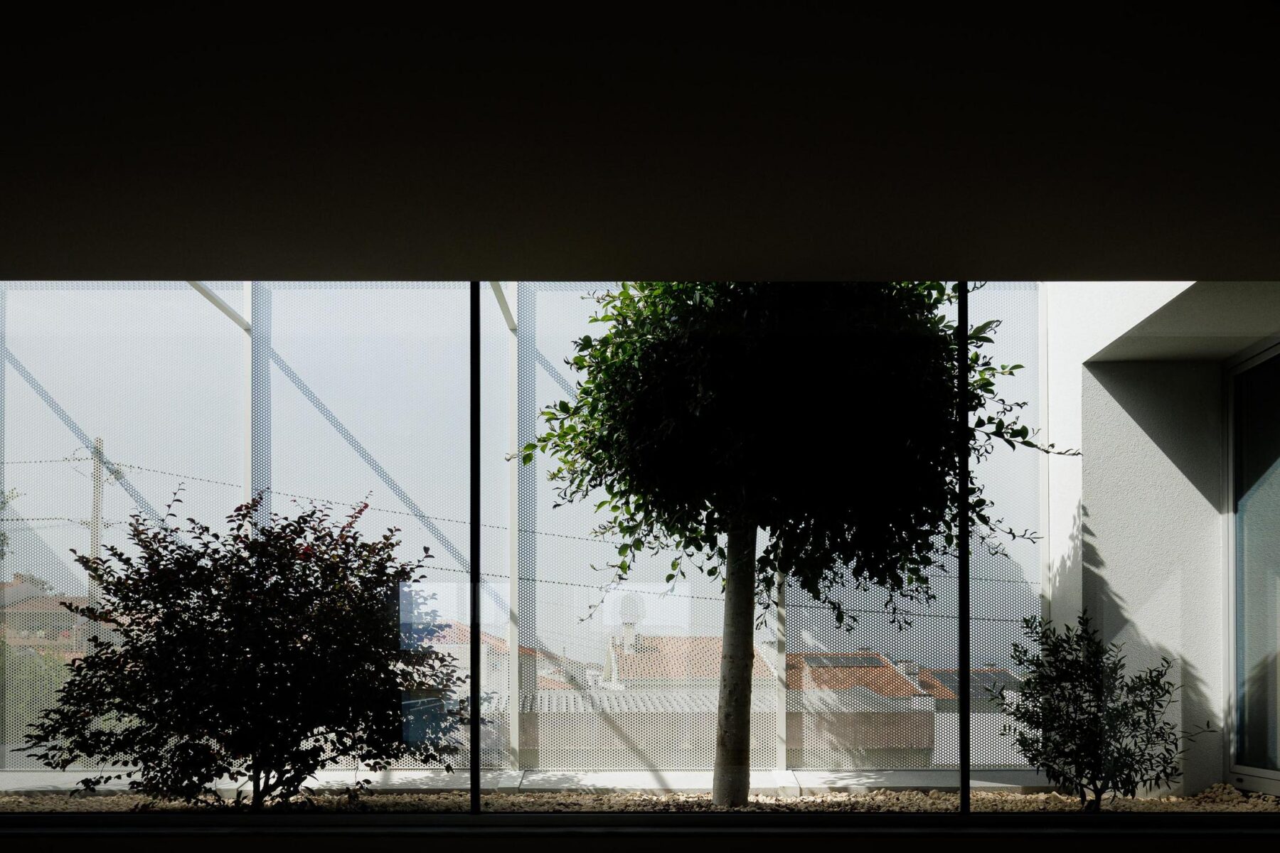 Casa Branca Minimalista com Arquitetura 501 e fotografia Ivo Tavares