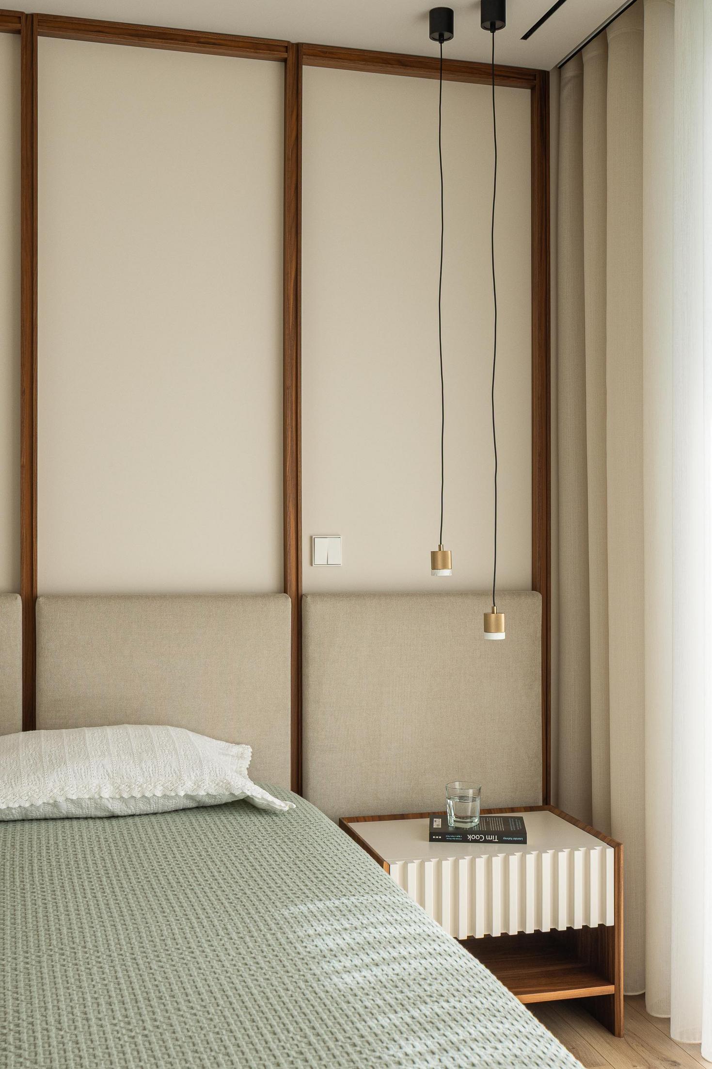 Quarto: Cama com cabeceira almofadada, mesa de cabeceira branca com padrão e candeeiros suspensos. — Casa Branca Minimalista arquitetura Arquitetura501 em Braga