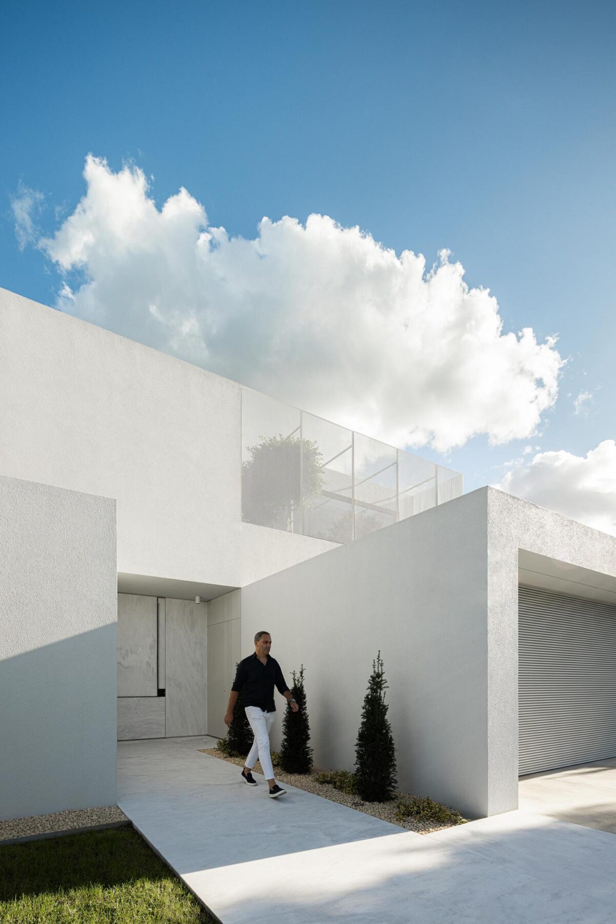 Casa Branca Minimalista com Arquitetura 501 e fotografia Ivo Tavares