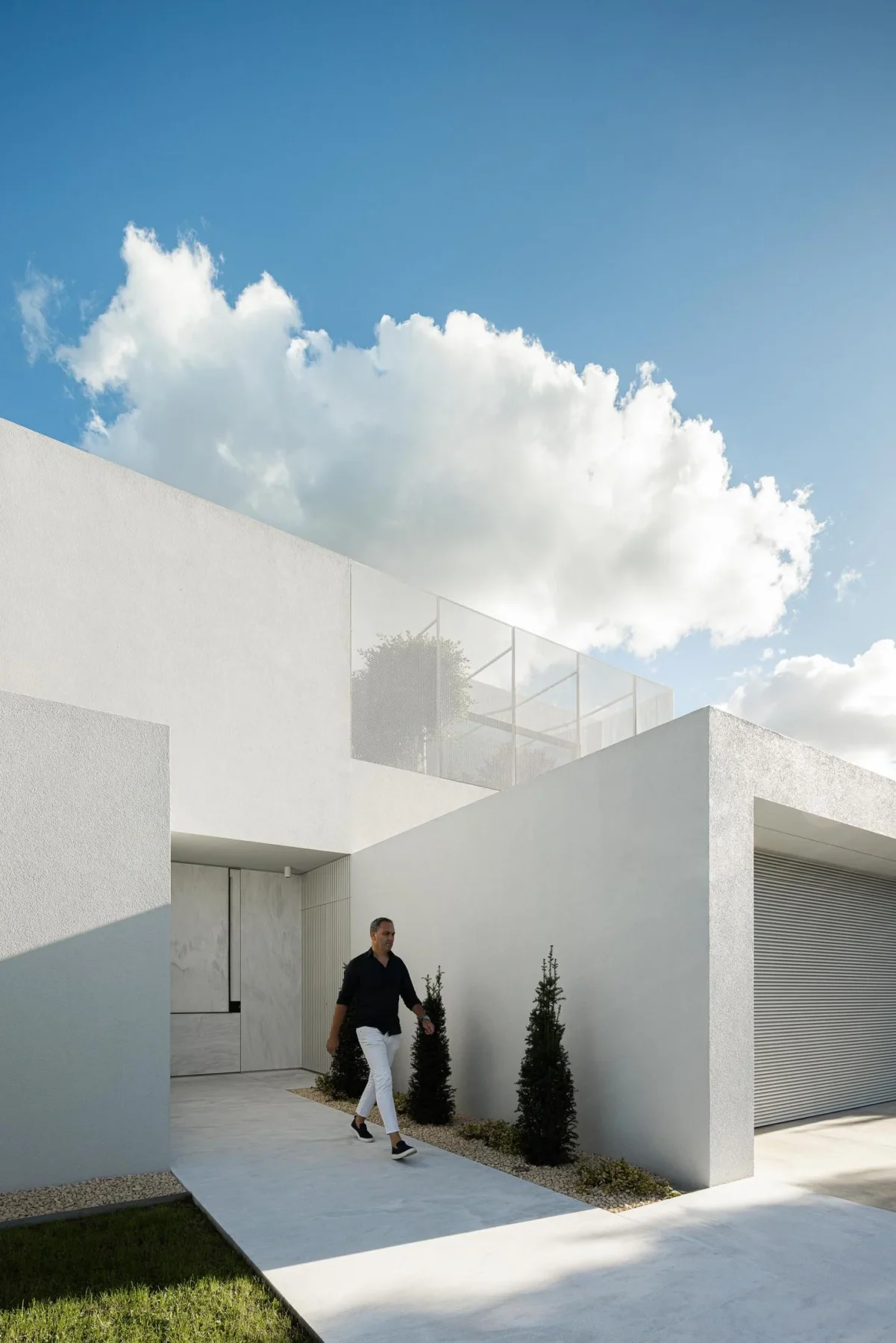 Casa Branca Minimalista com Arquitetura 501 e fotografia Ivo Tavares