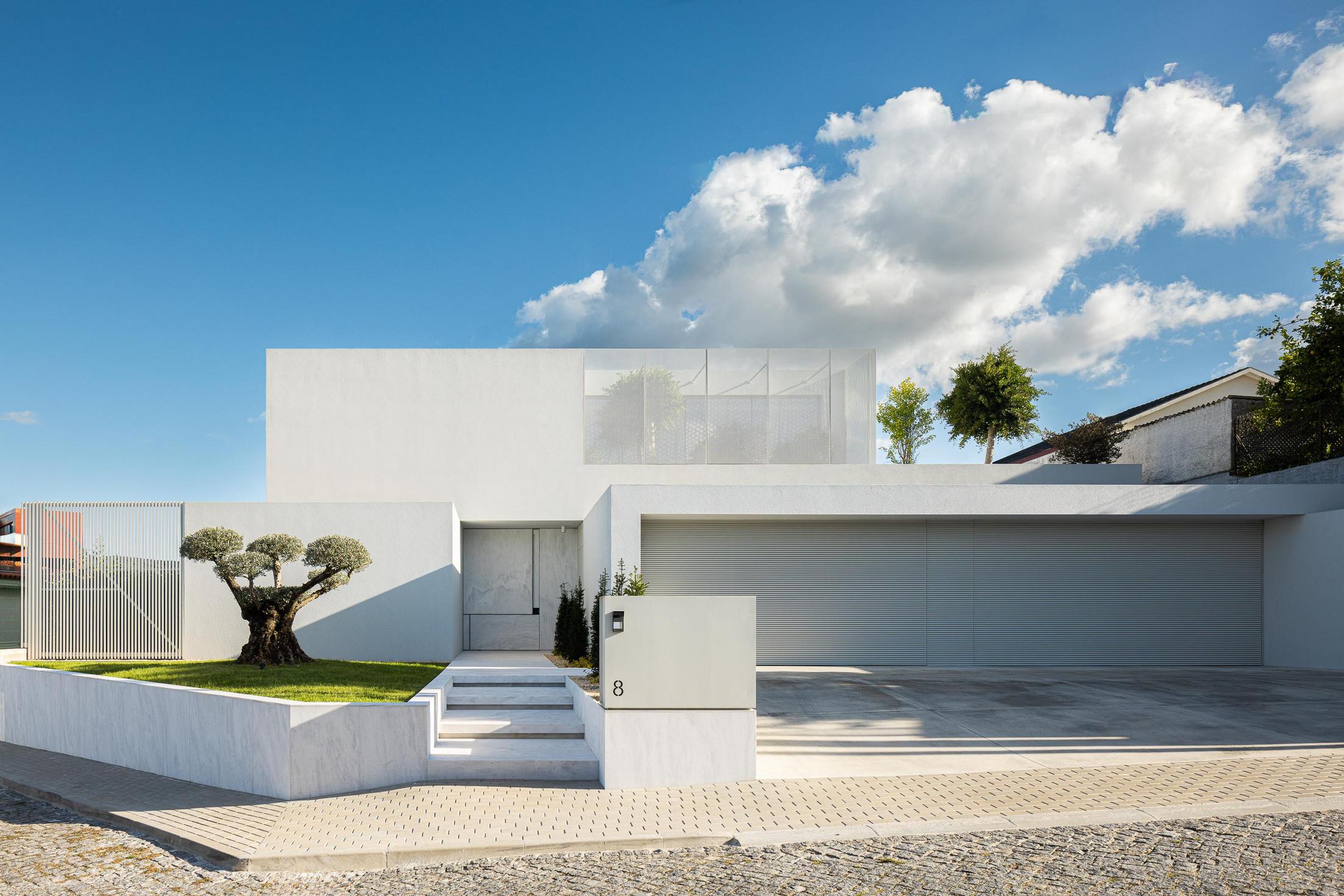 Corredor superior: Vista para a casa de banho e armários embutidos. — Casa Branca Minimalista arquitetura Arquitetura501 em Braga