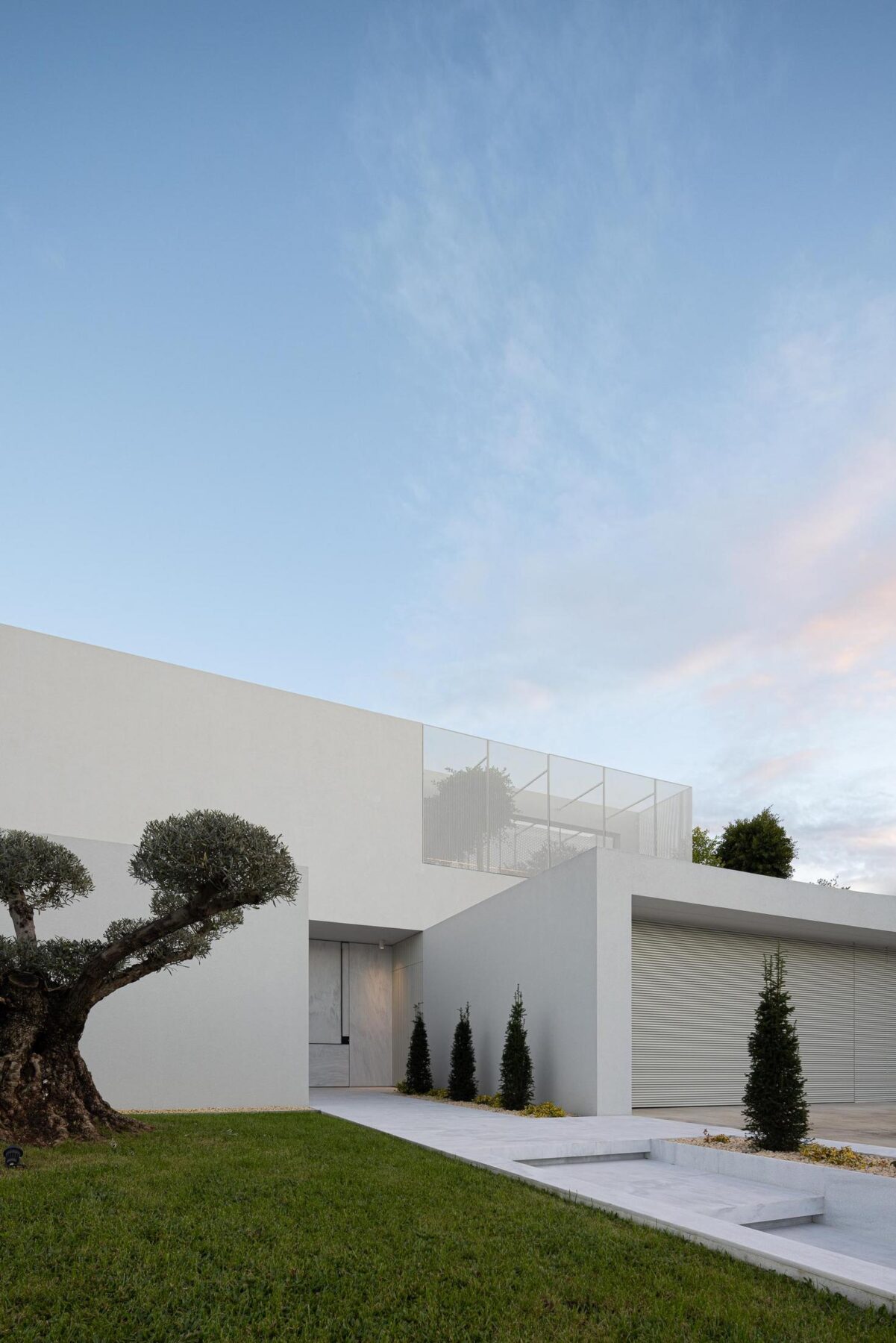 Casa Branca Minimalista com Arquitetura 501 e fotografia Ivo Tavares