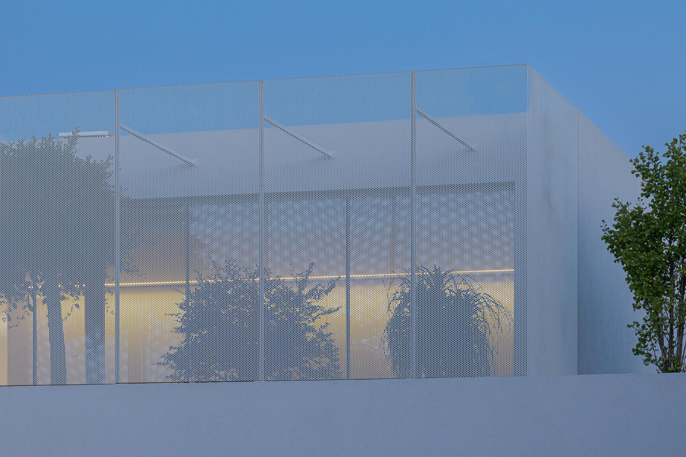 Exterior: Vista geral da casa com jardim, oliveira e garagem. — Casa Branca Minimalista arquitetura Arquitetura501 em Braga
