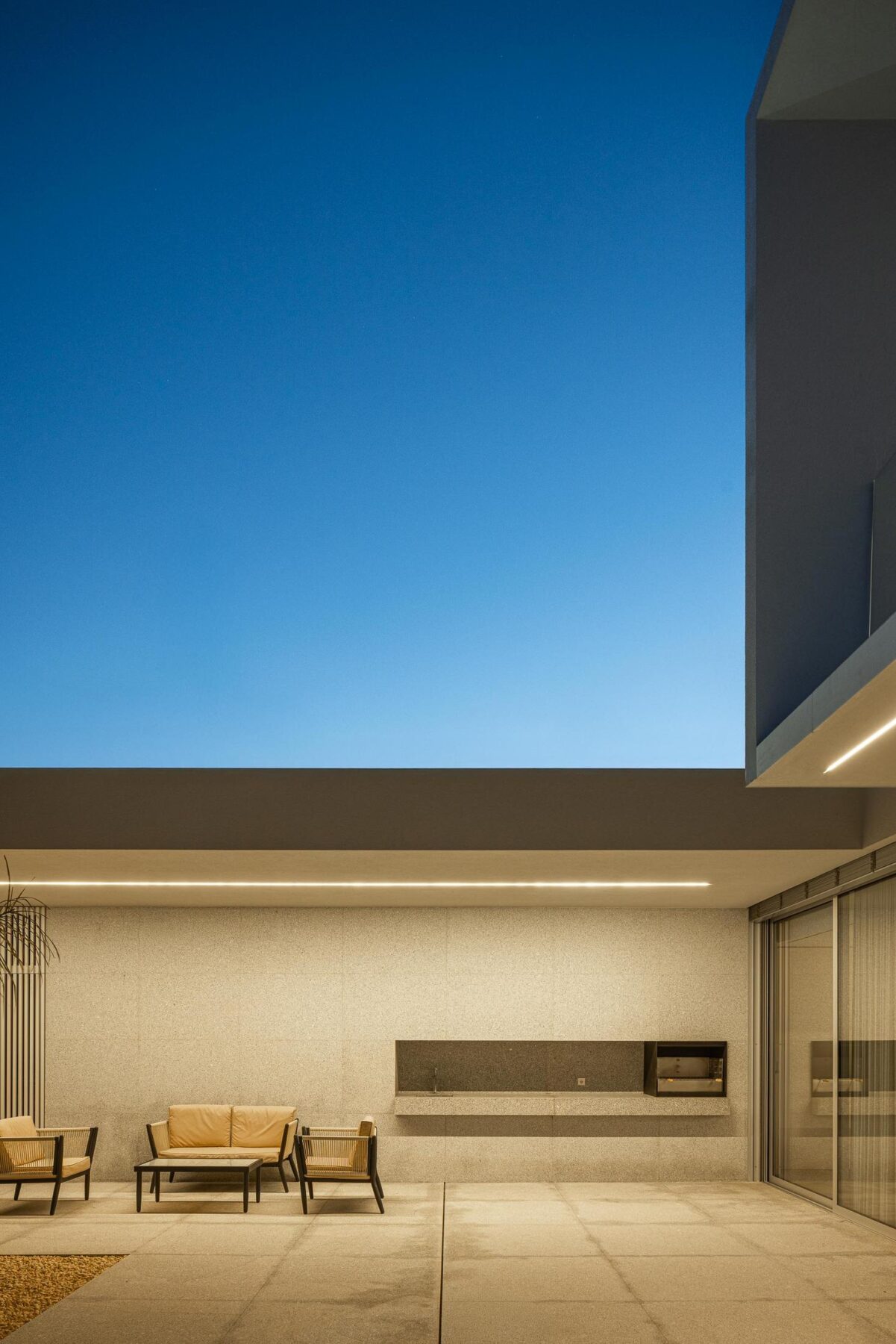 Casa Branca Minimalista com Arquitetura 501 e fotografia Ivo Tavares